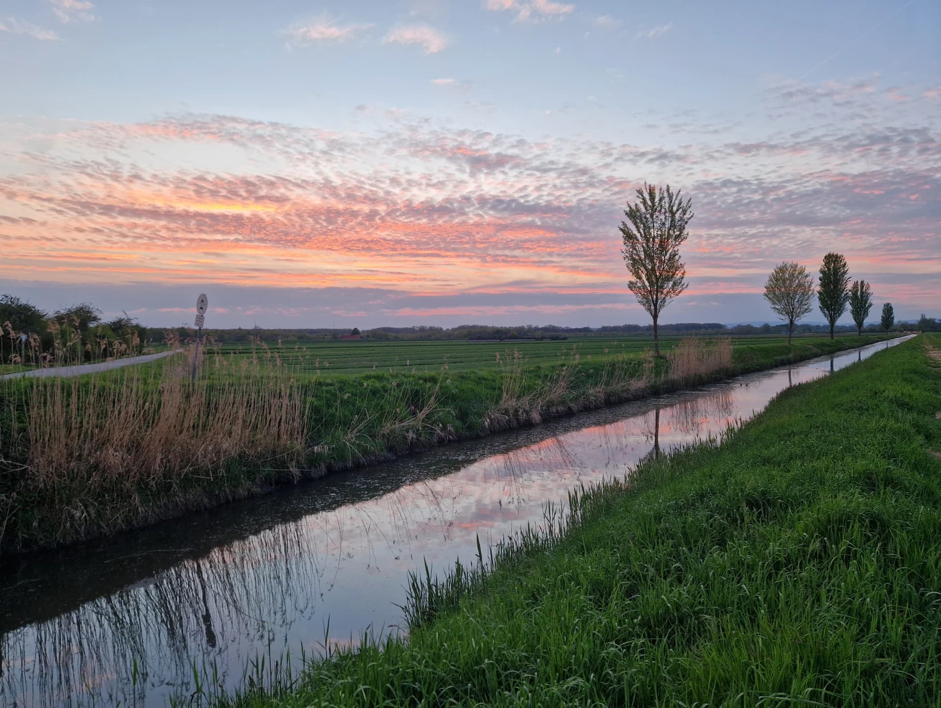 Abendhimmel spiegelt sich in einem Kanal bei Trebur