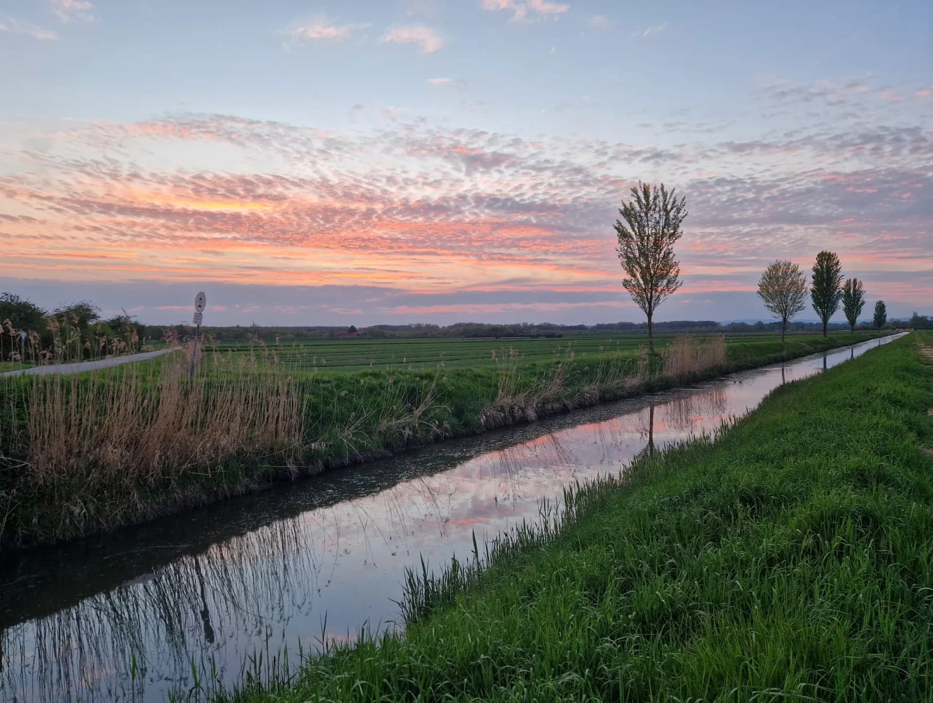 Abendhimmel spiegelt sich in einem Kanal bei Trebur