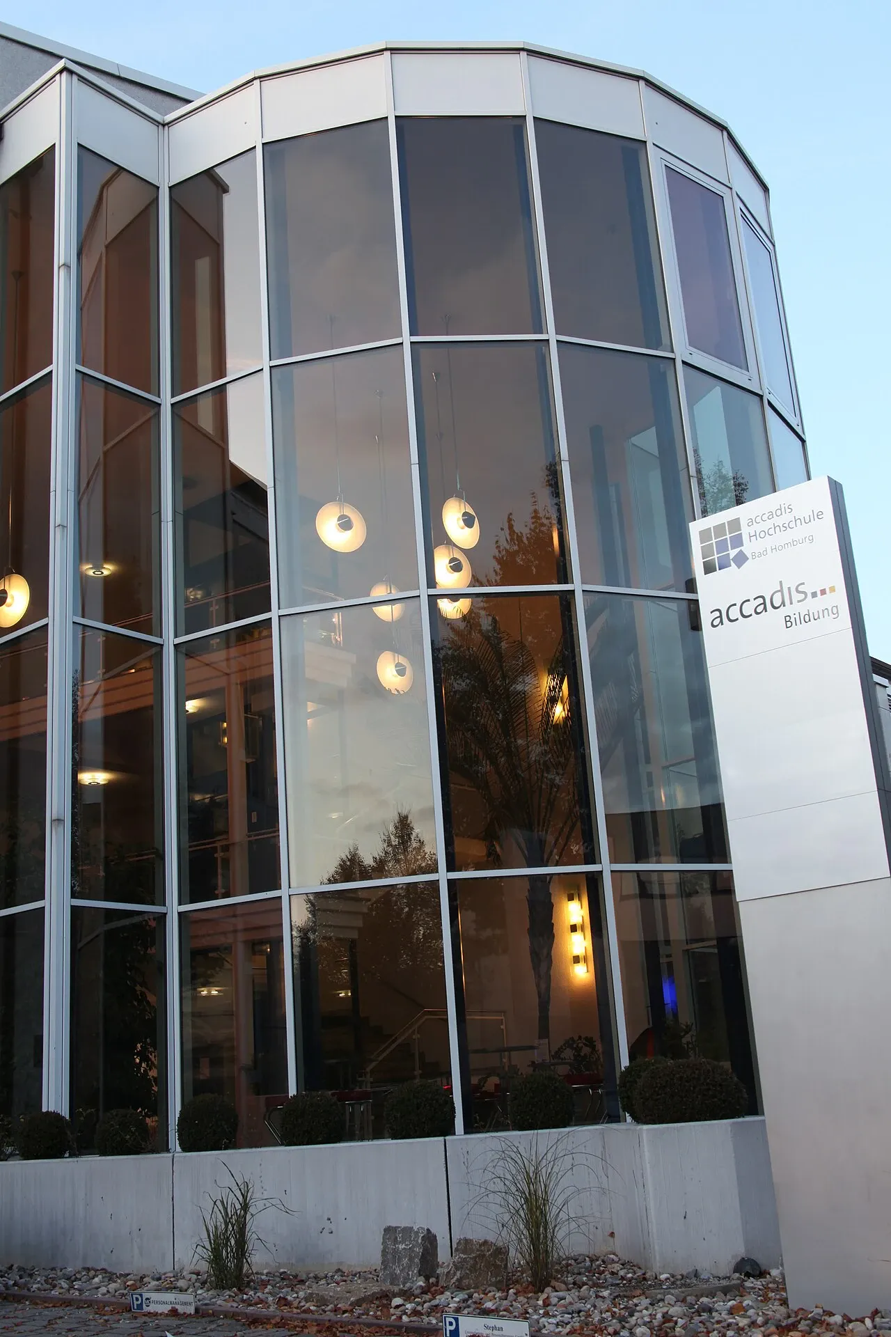 Glasfassade des accadis-Atriums in Bad Homburg