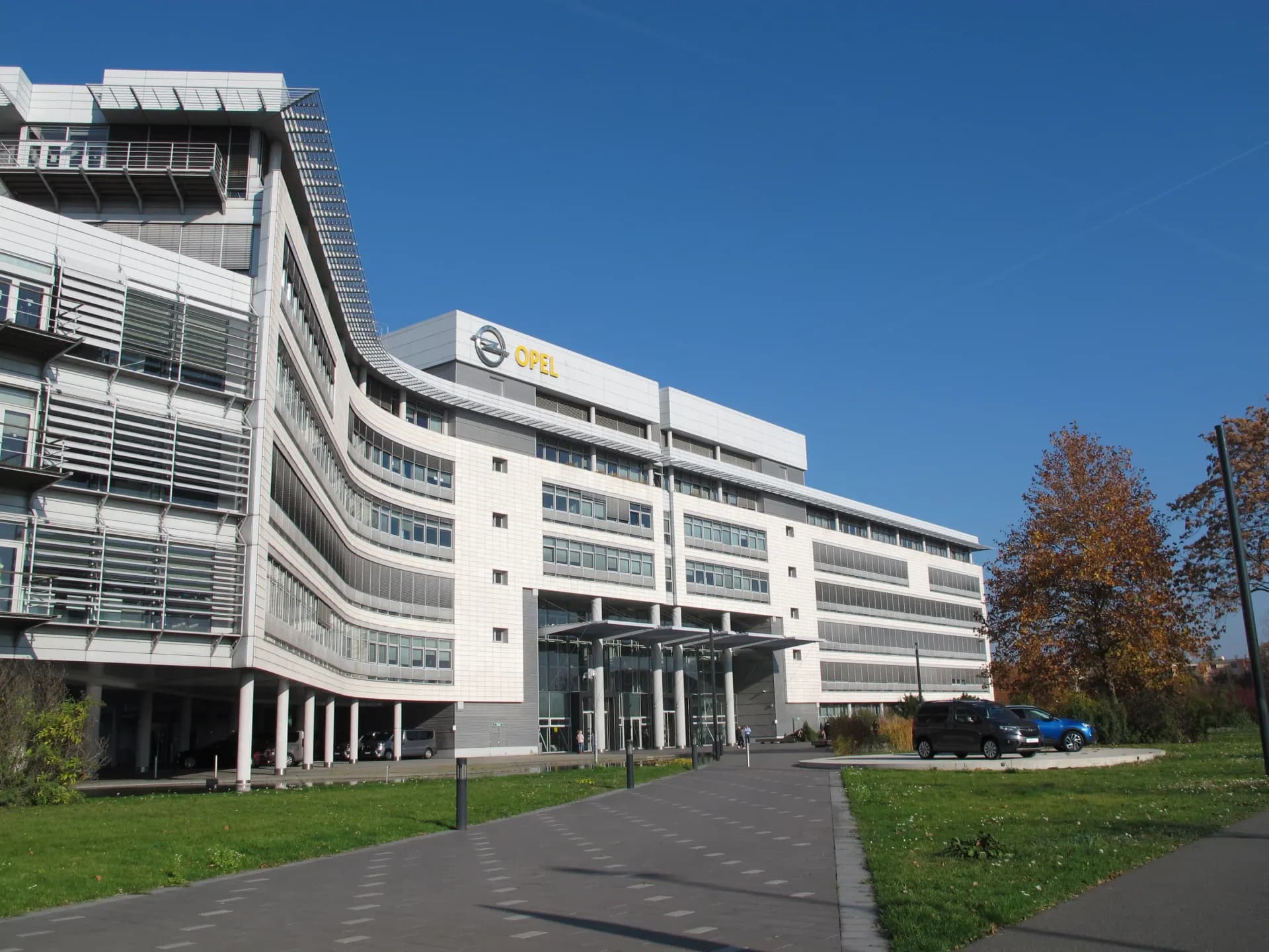 Eingang des Adam-Opel-Hauses in Rüsselsheim