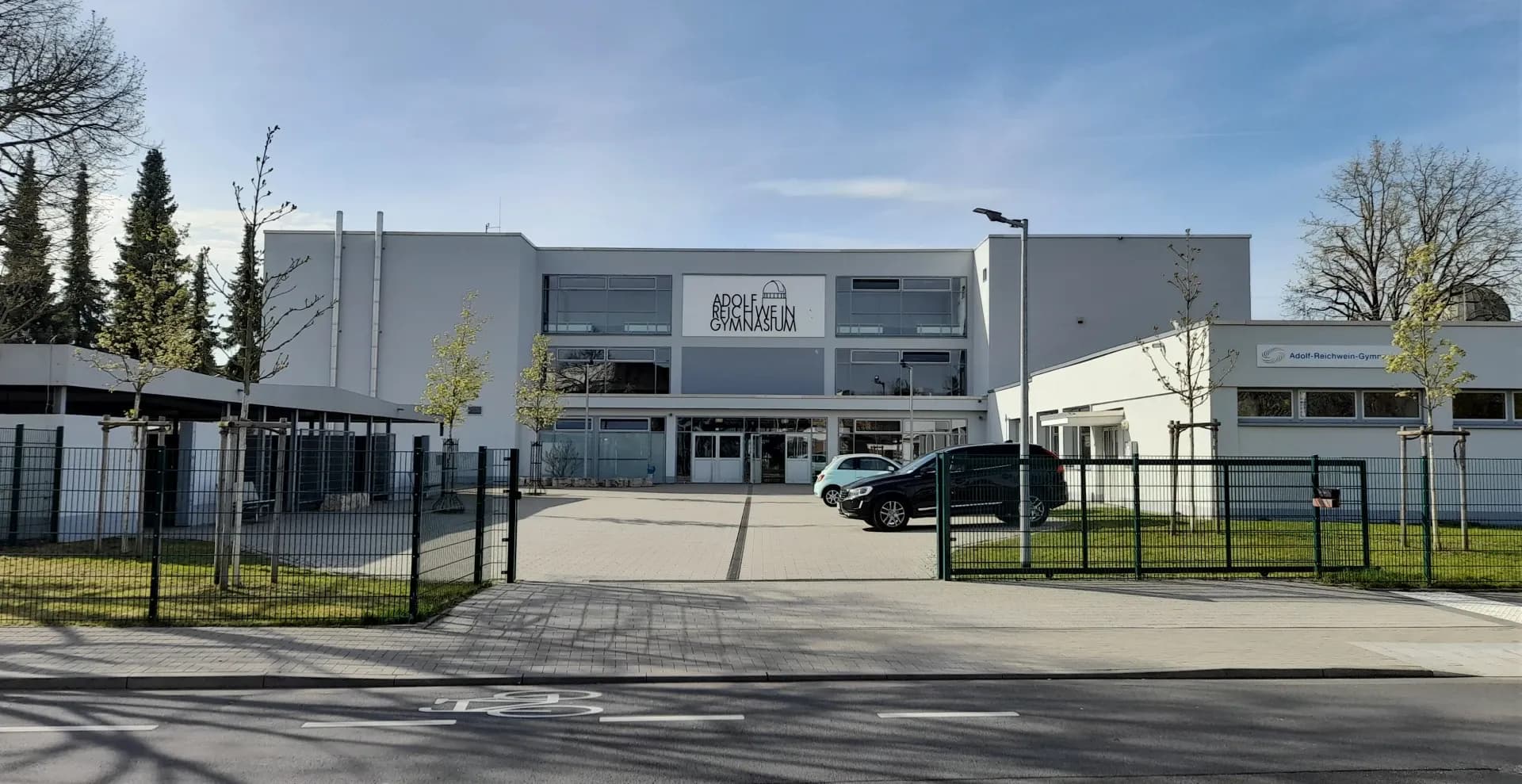 Haupteingang der Adolf-Reichwein-Schule in Heusenstamm