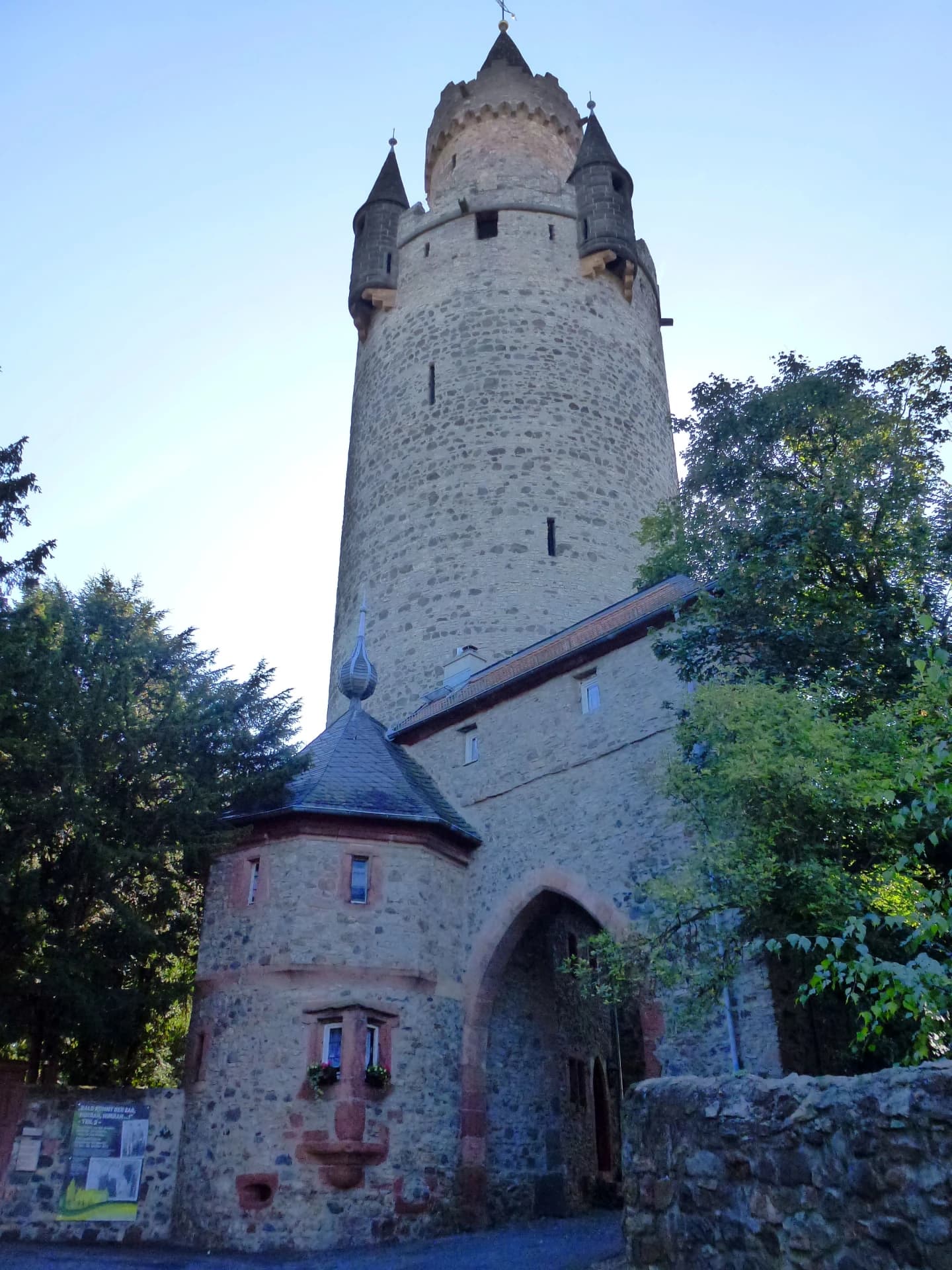 Adolfsturm mit Wehrmauer in Friedberg (Hessen)