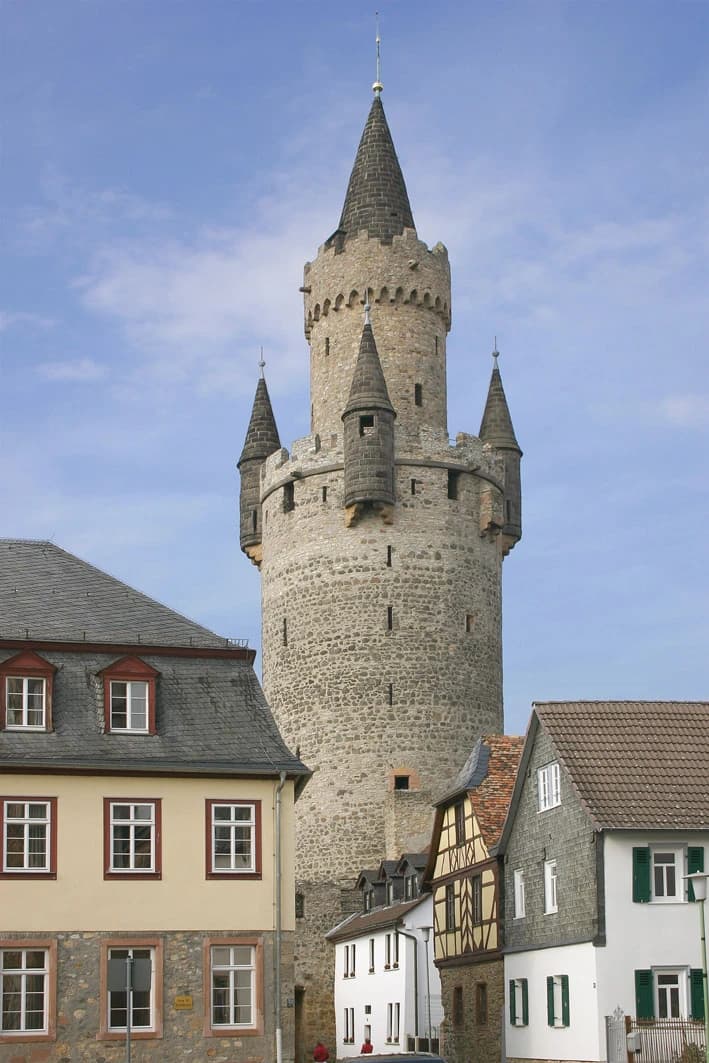 Adolfsturm über den Dächern der Altstadt in Friedberg (Hessen)