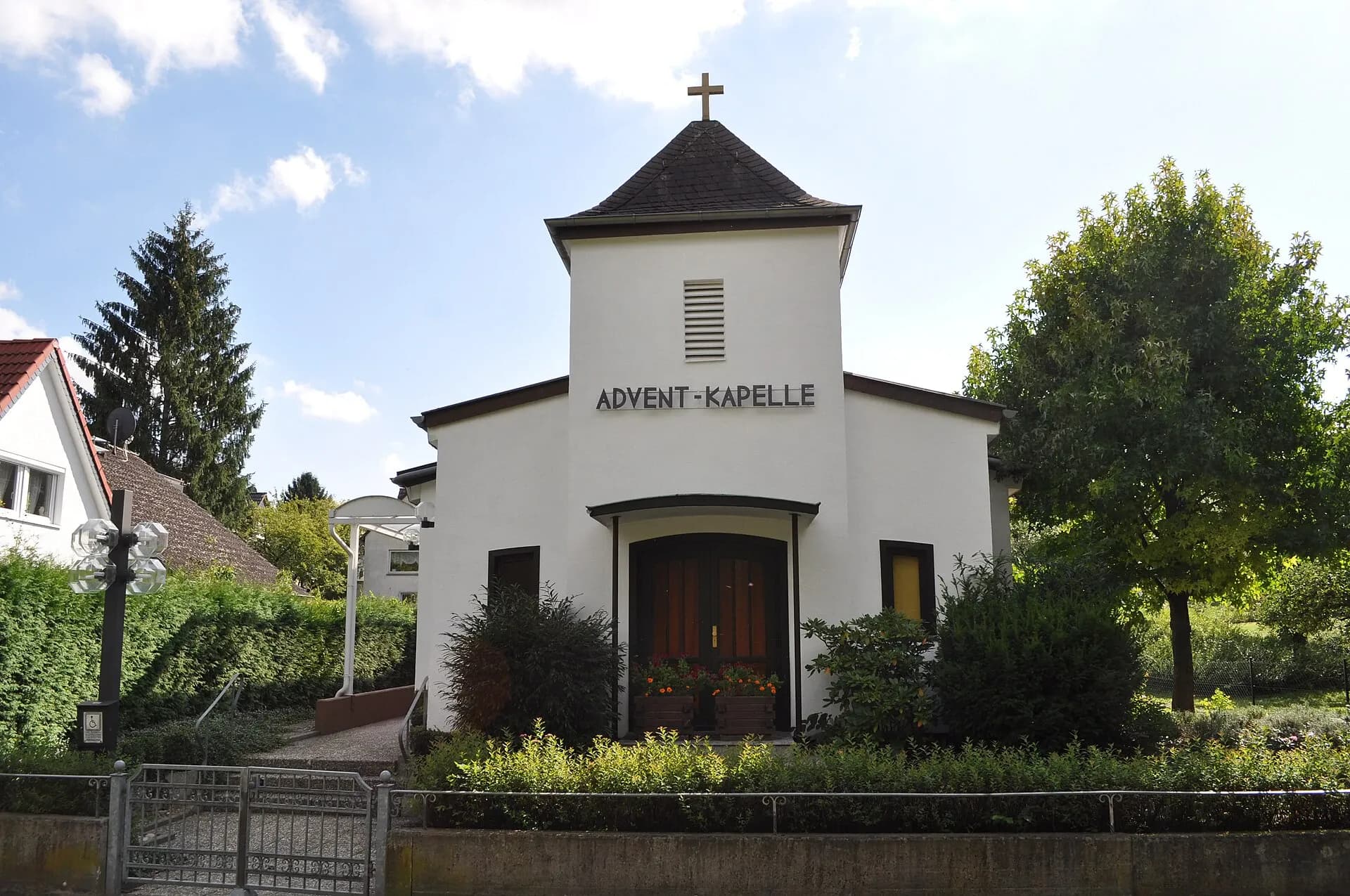 Advent-Kapelle mit Vorgarten in Bad Homburg-Gonzenheim