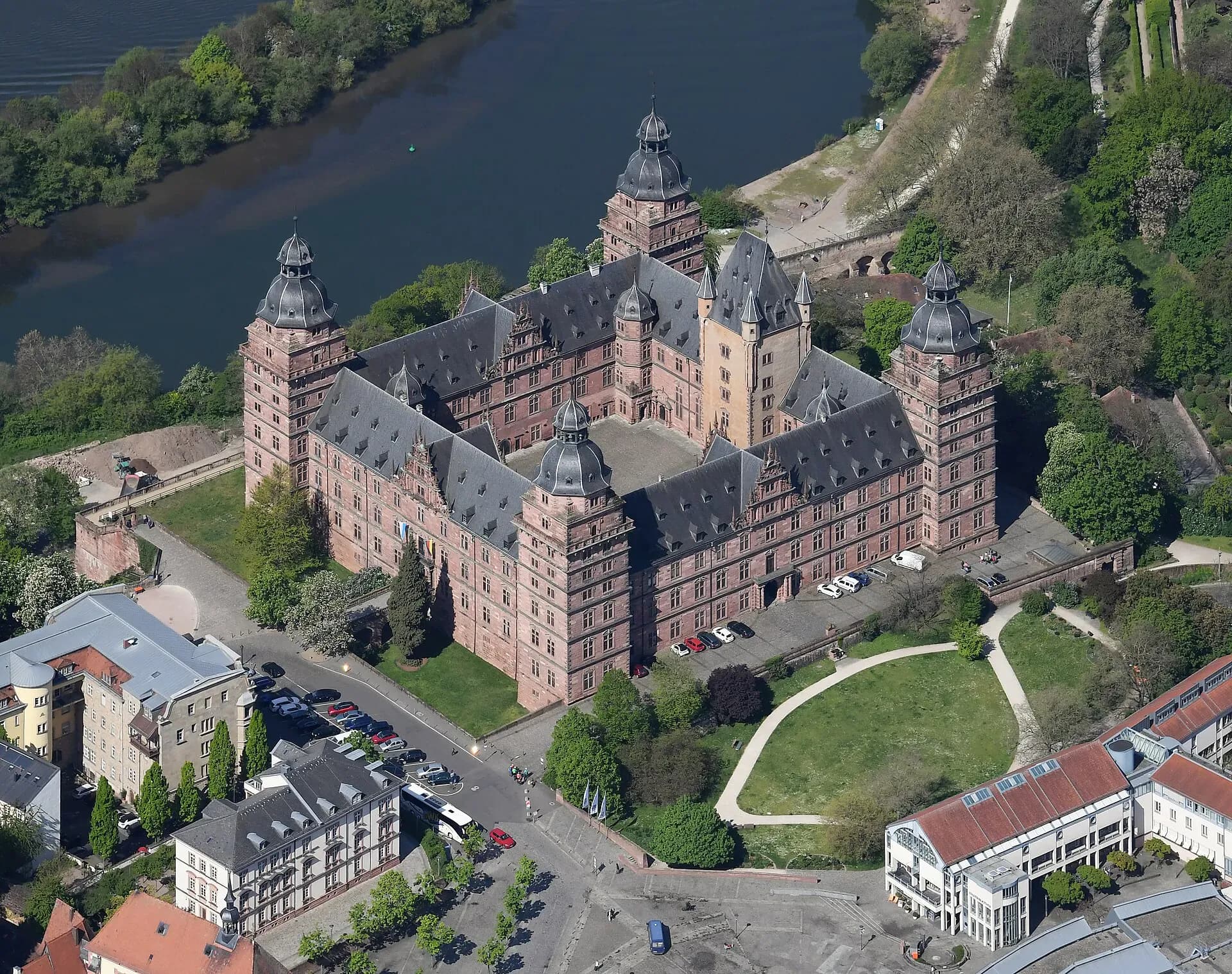 Luftbild von Schloss Johannisburg von Osten in Aschaffenburg