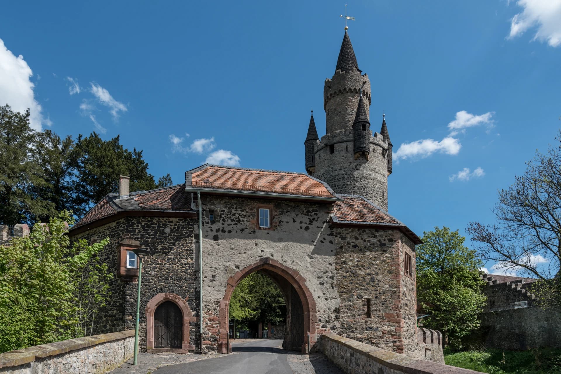 Äußeres nördliches Burgtor mit Adolfsturm in Friedberg (Hessen)