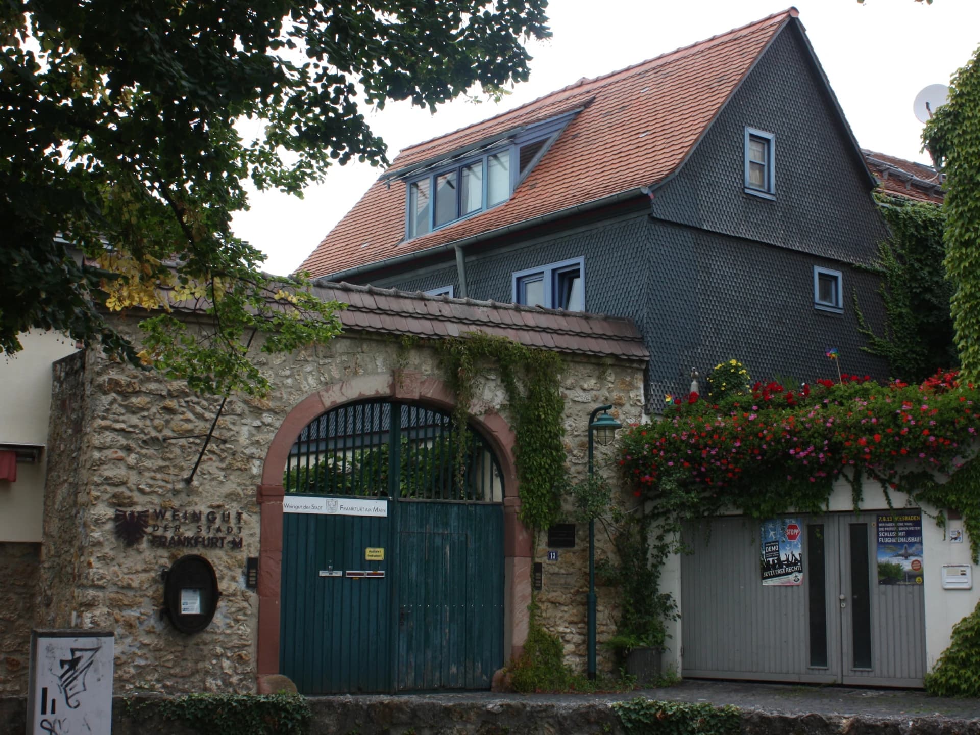 Historische Hofeinfahrt in der Aichgasse 13 in Hochheim am Main