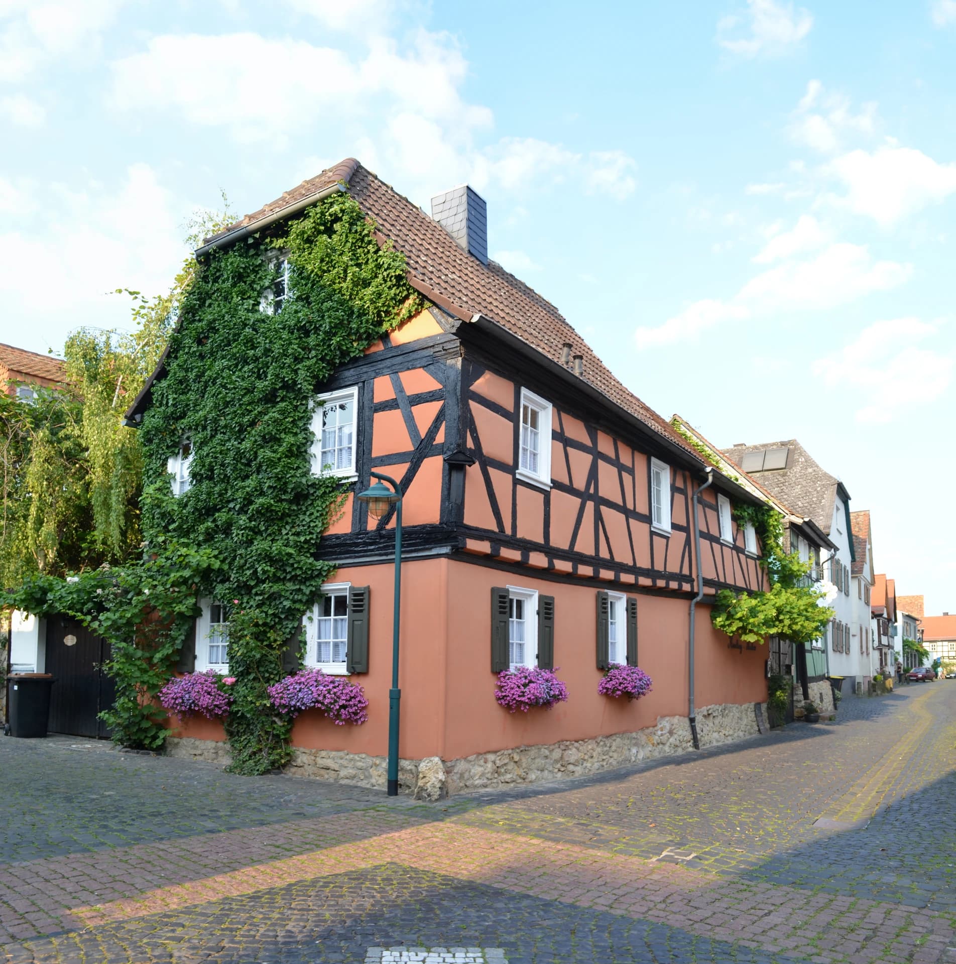 Begrüntes Fachwerkhaus in der Aichgasse 8 in Hochheim am Main