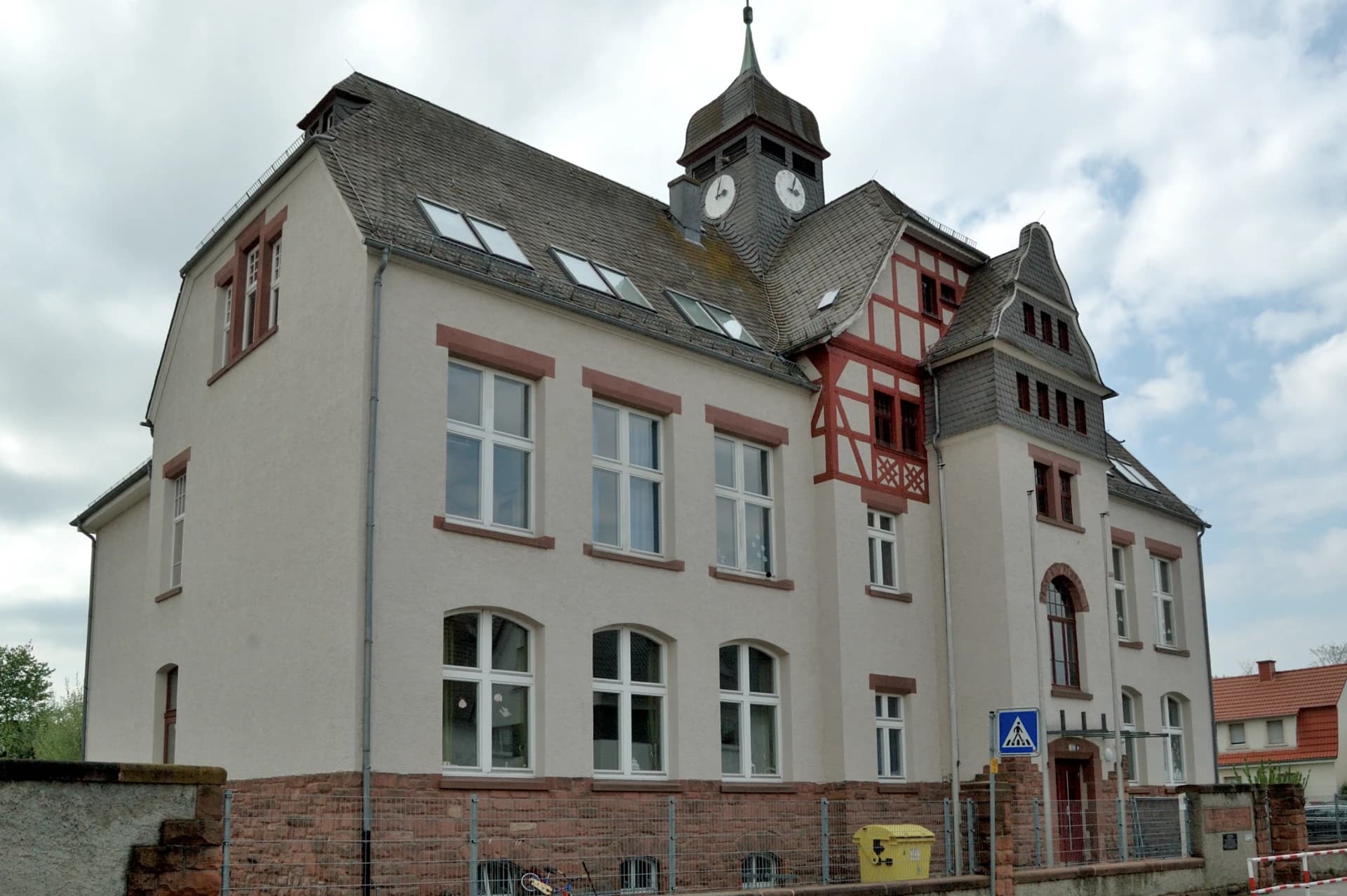 Albert-Schweitzer-Schule an der Querstraße in Mörfelden-Walldorf