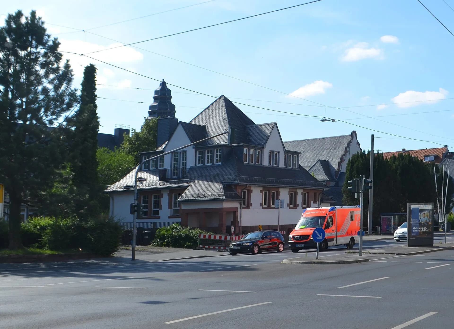 Albert-Schweitzer-Schule an der Straßenkreuzung in Offenbach