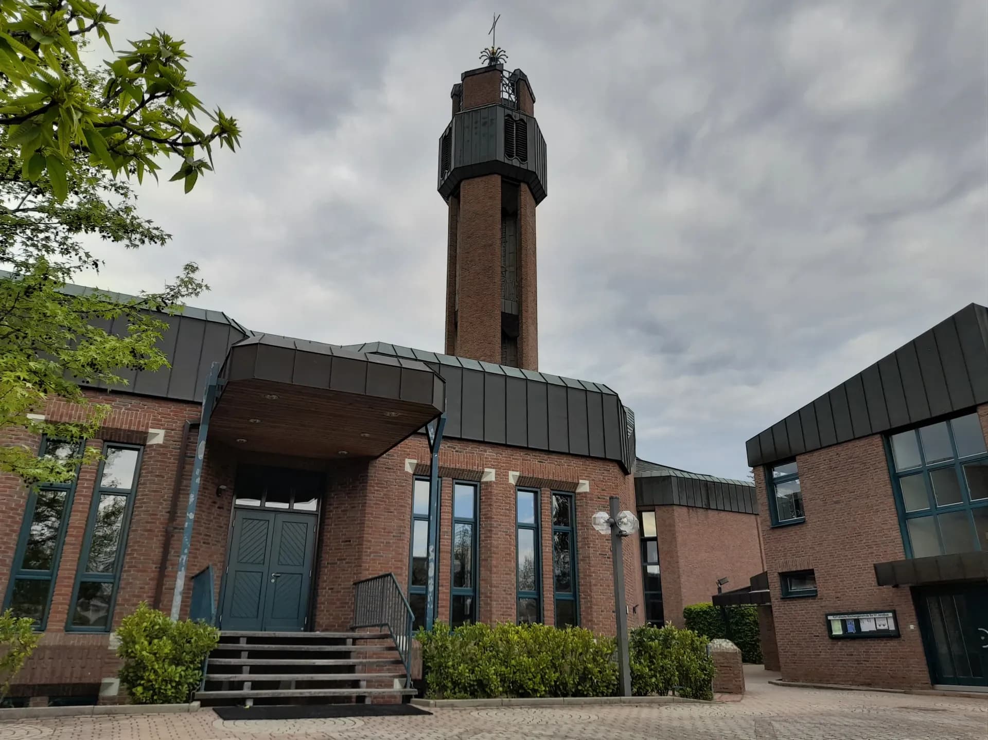 St. Albertus Magnus in Langen von Süden
