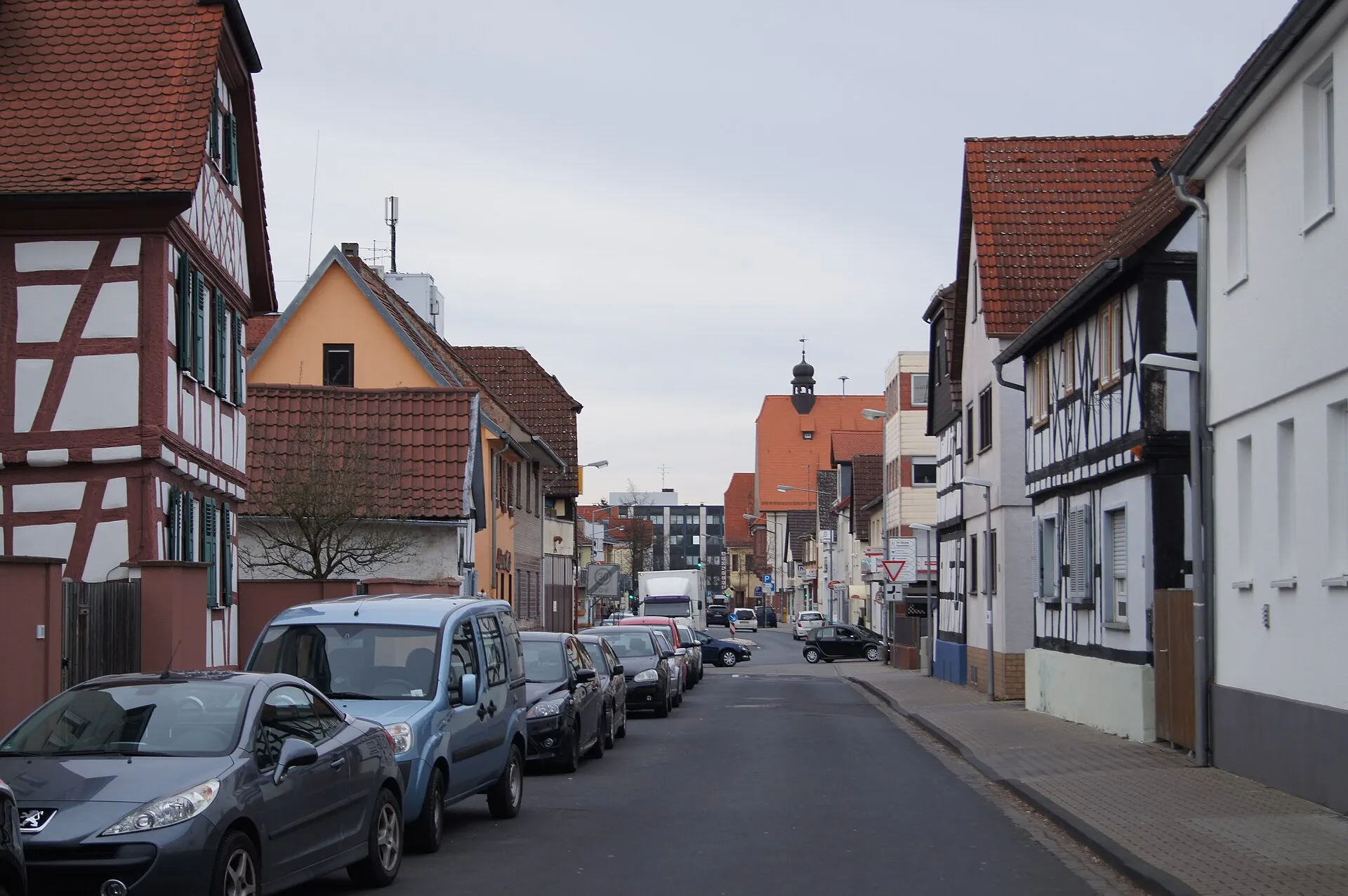 Blick durch die Alberusstraße auf die Hauptstraße in Dreieich-Sprendlingen
