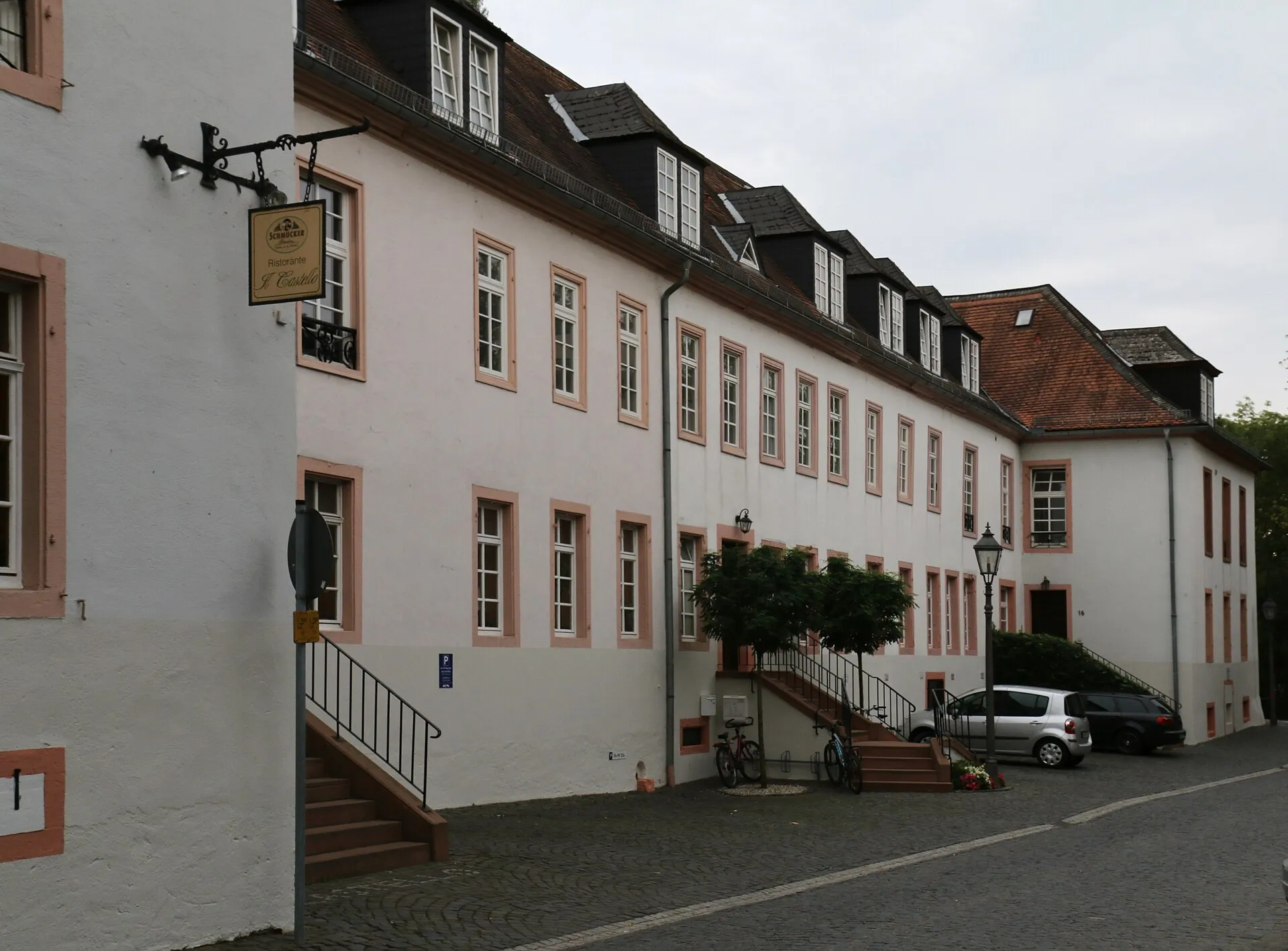 Eingangsseite des Albinischlosses in Dieburg