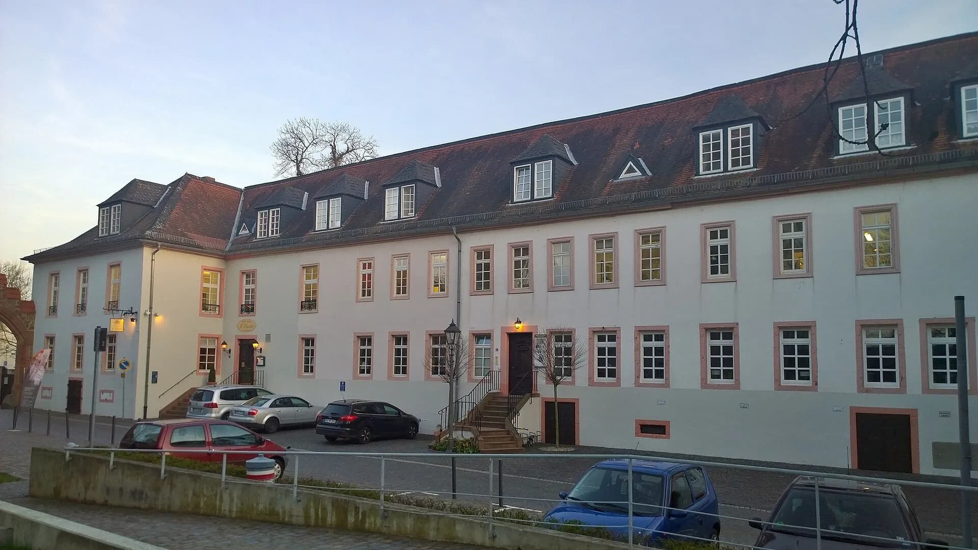 Langseite des Albinischlosses in Dieburg