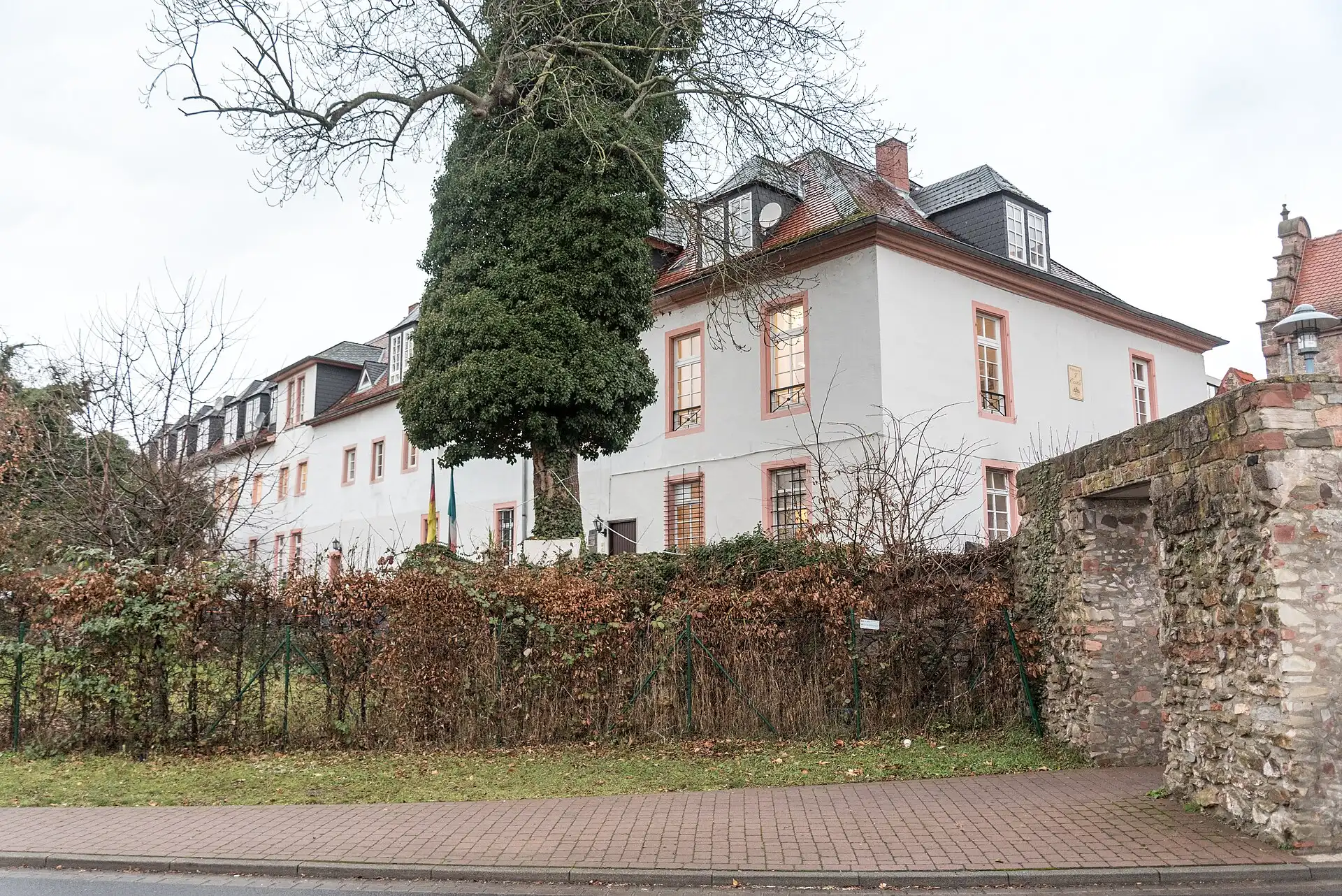 Albinischloss hinter der Stadtmauer in Dieburg
