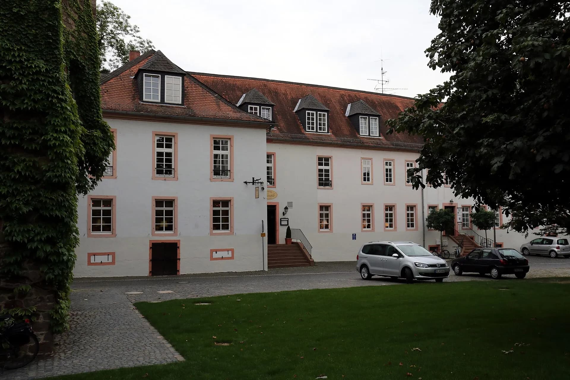 Albinischloss mit Vorplatz in Dieburg