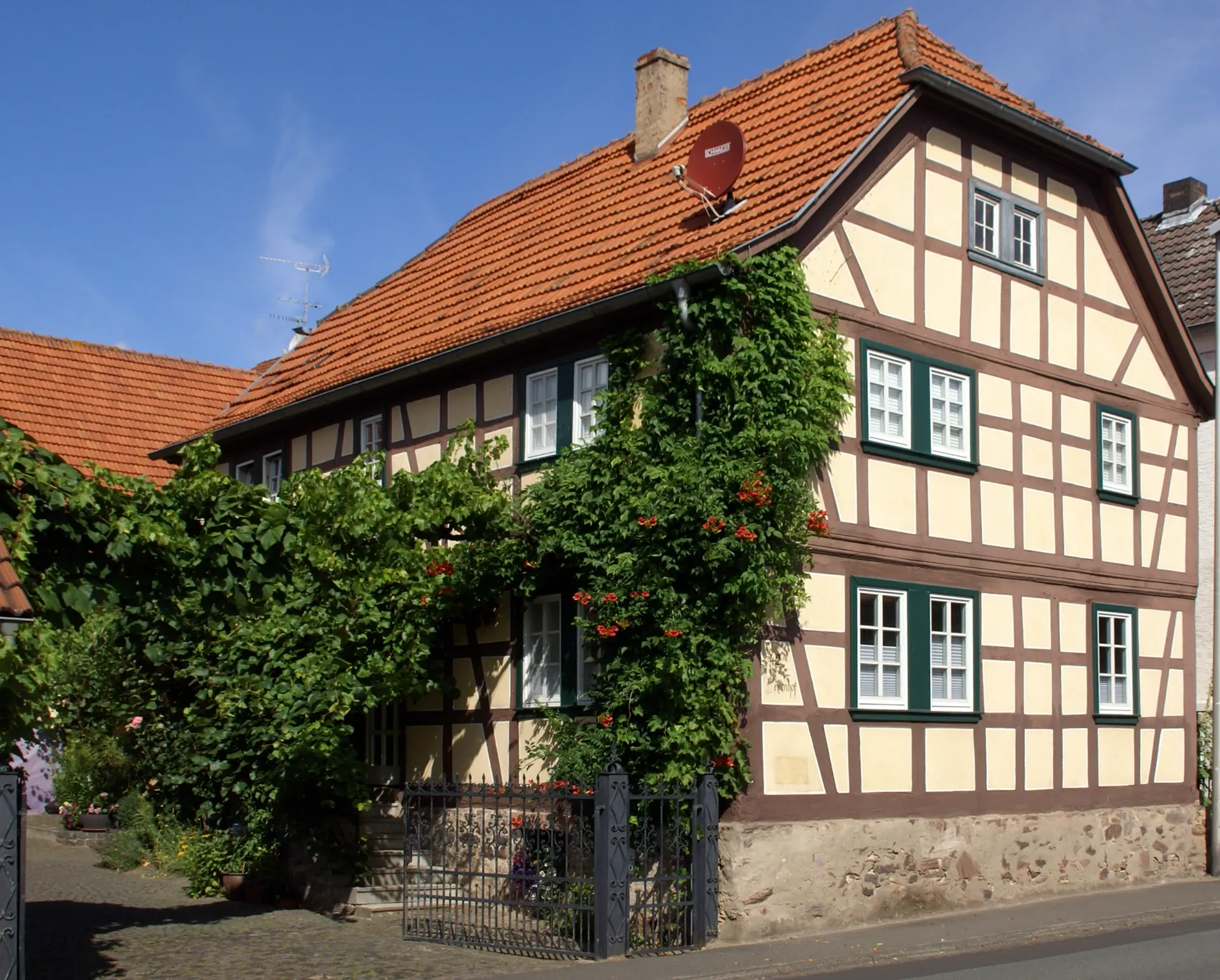 Efeubewachsenes Fachwerkhaus an der Freigerichter Straße in Alzenau-Albstadt