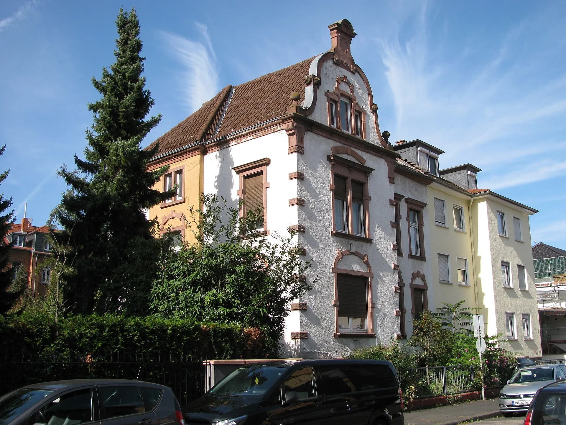 Gründerzeitvilla mit Ziergiebel in der Alfred-Delp-Straße in Hanau