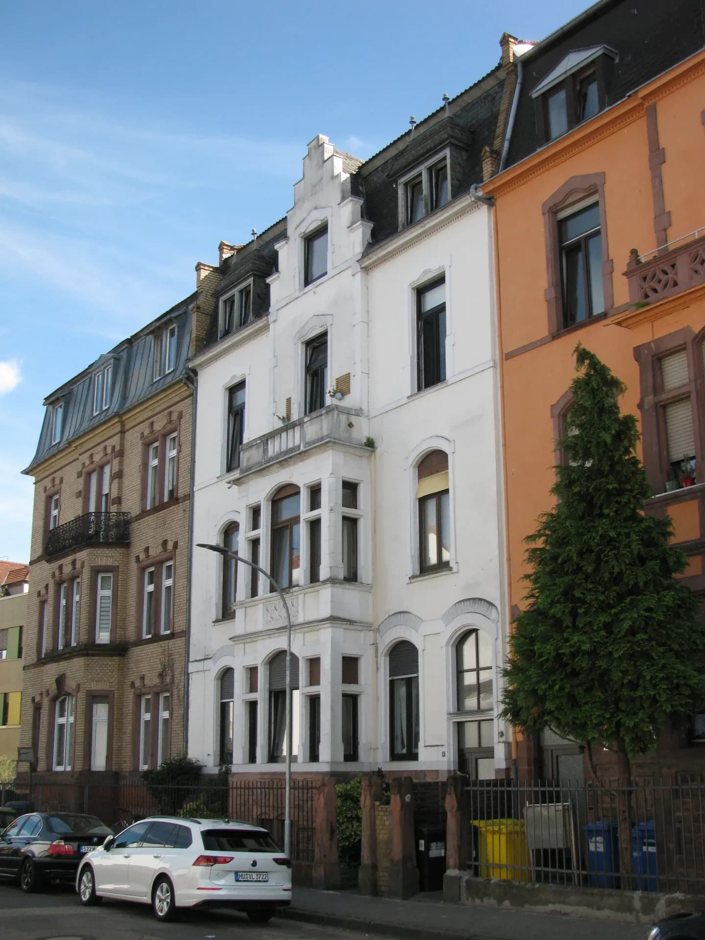 Wohnhaus mit Schweifgiebel in der Alfred-Delp-Straße in Hanau
