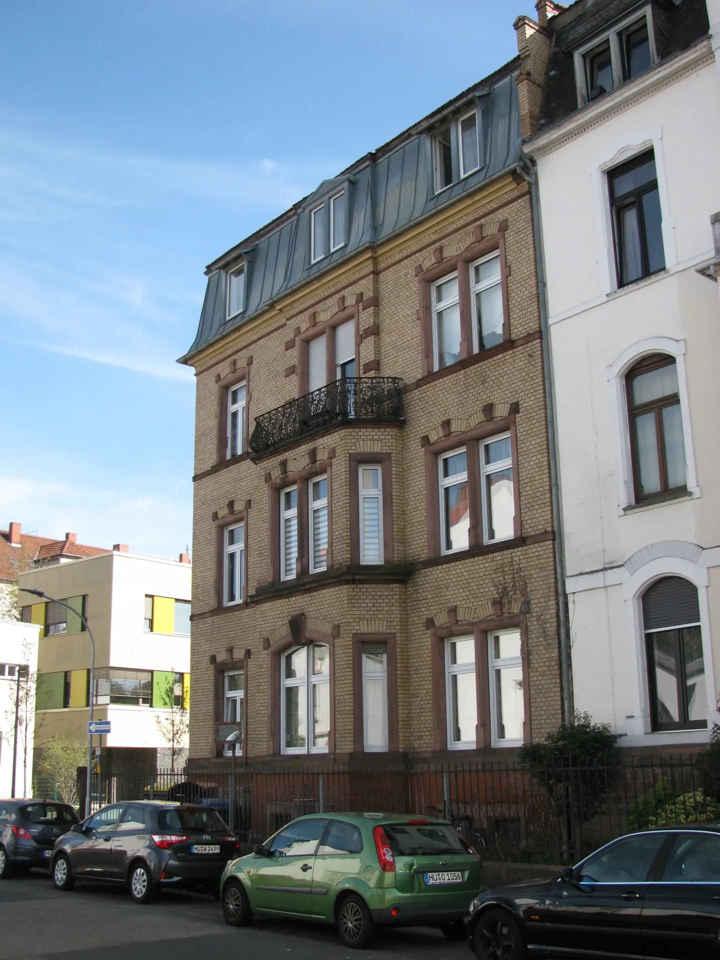 Klinkerhaus mit Mansarddach in der Alfred-Delp-Straße in Hanau