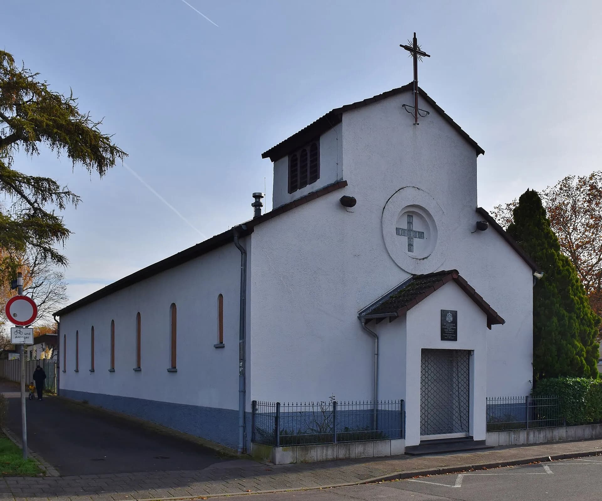 Kirche Allerheiligen in Offenbach-Tempelsee an der Straßenecke