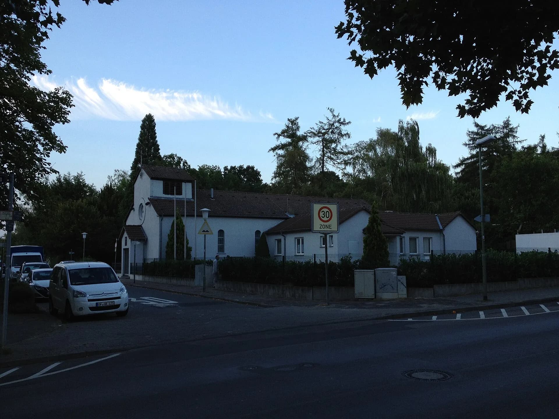 Kirche Allerheiligen in Offenbach-Tempelsee im Straßenraum