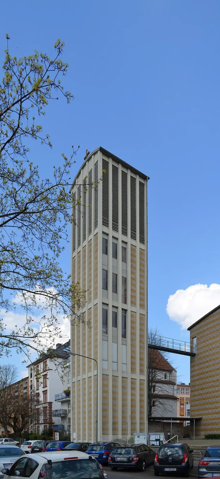 Turm der Allerheiligenkirche im Frankfurter Ostend