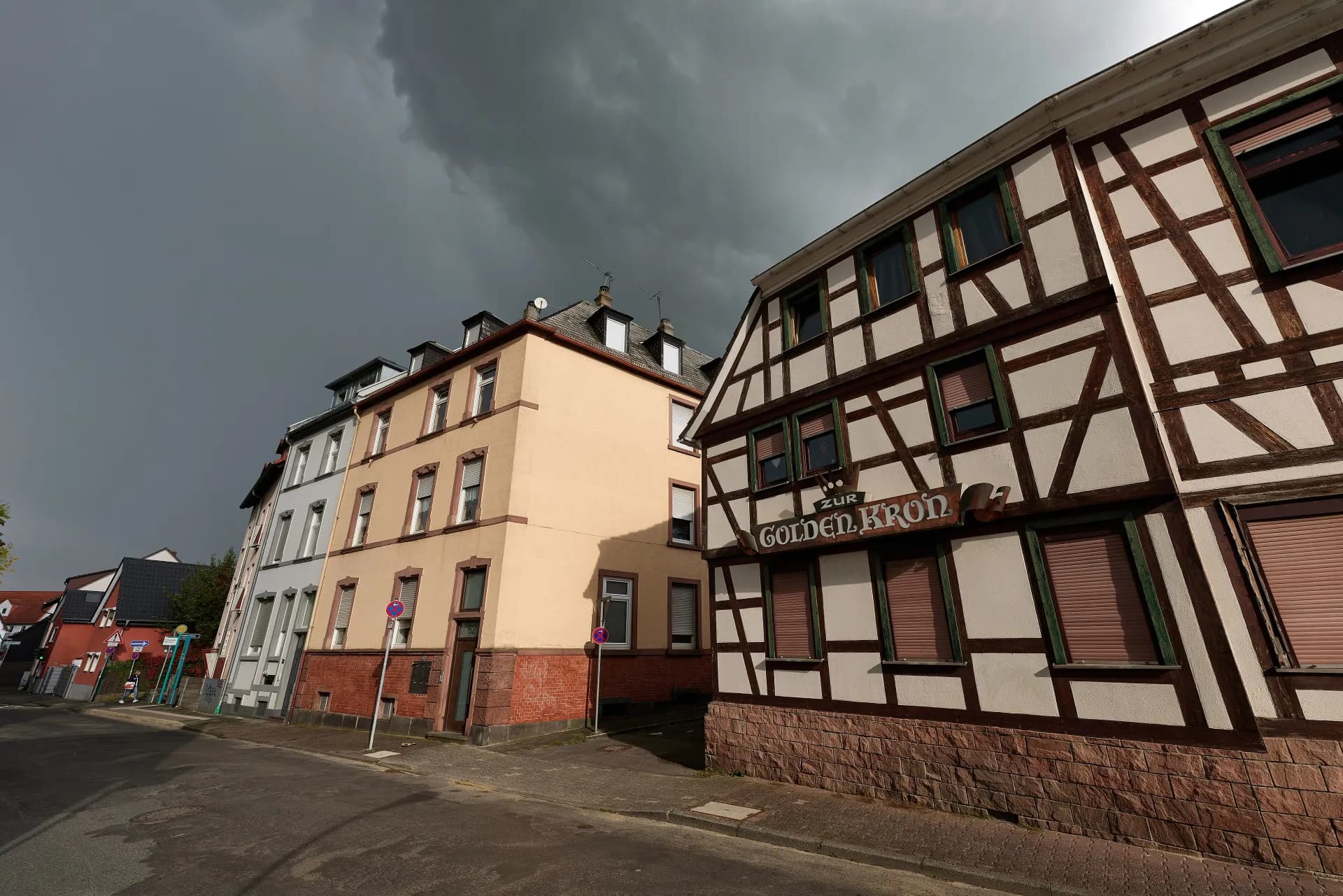 Gasthaus Zur Goldenen Kron unter Gewitterhimmel in Frankfurt Eschersheim