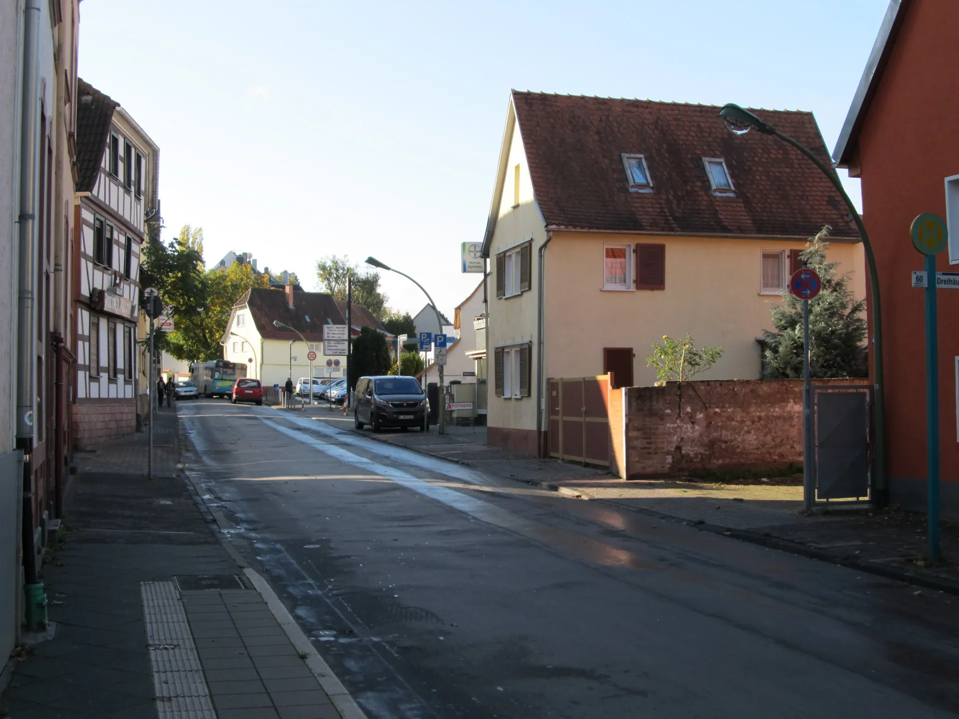 Gelbes Fachwerkhaus an der Straße Alt-Eschersheim in Frankfurt Eschersheim
