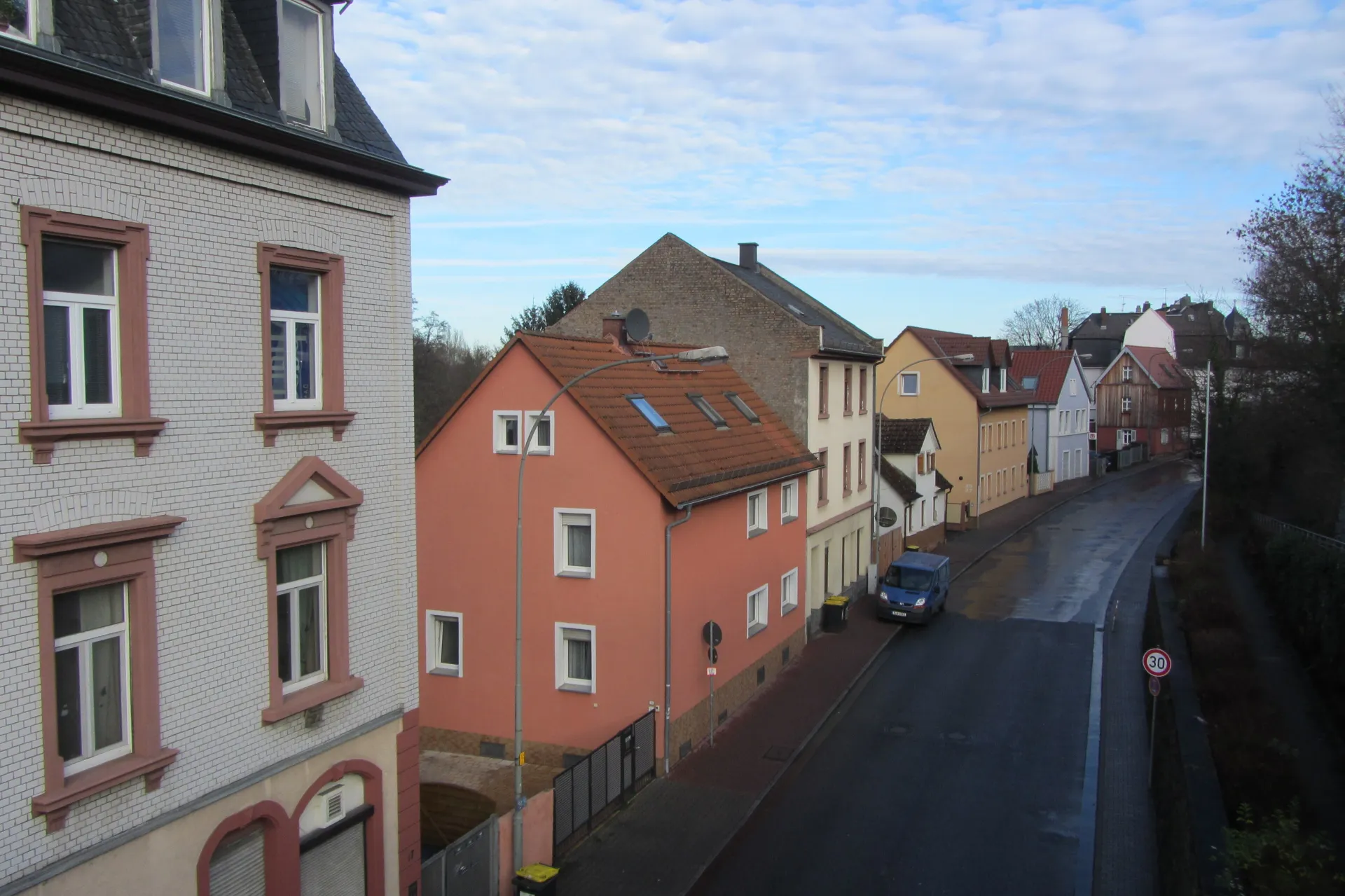 Blick von oben auf die Straße Alt-Eschersheim in Frankfurt Eschersheim