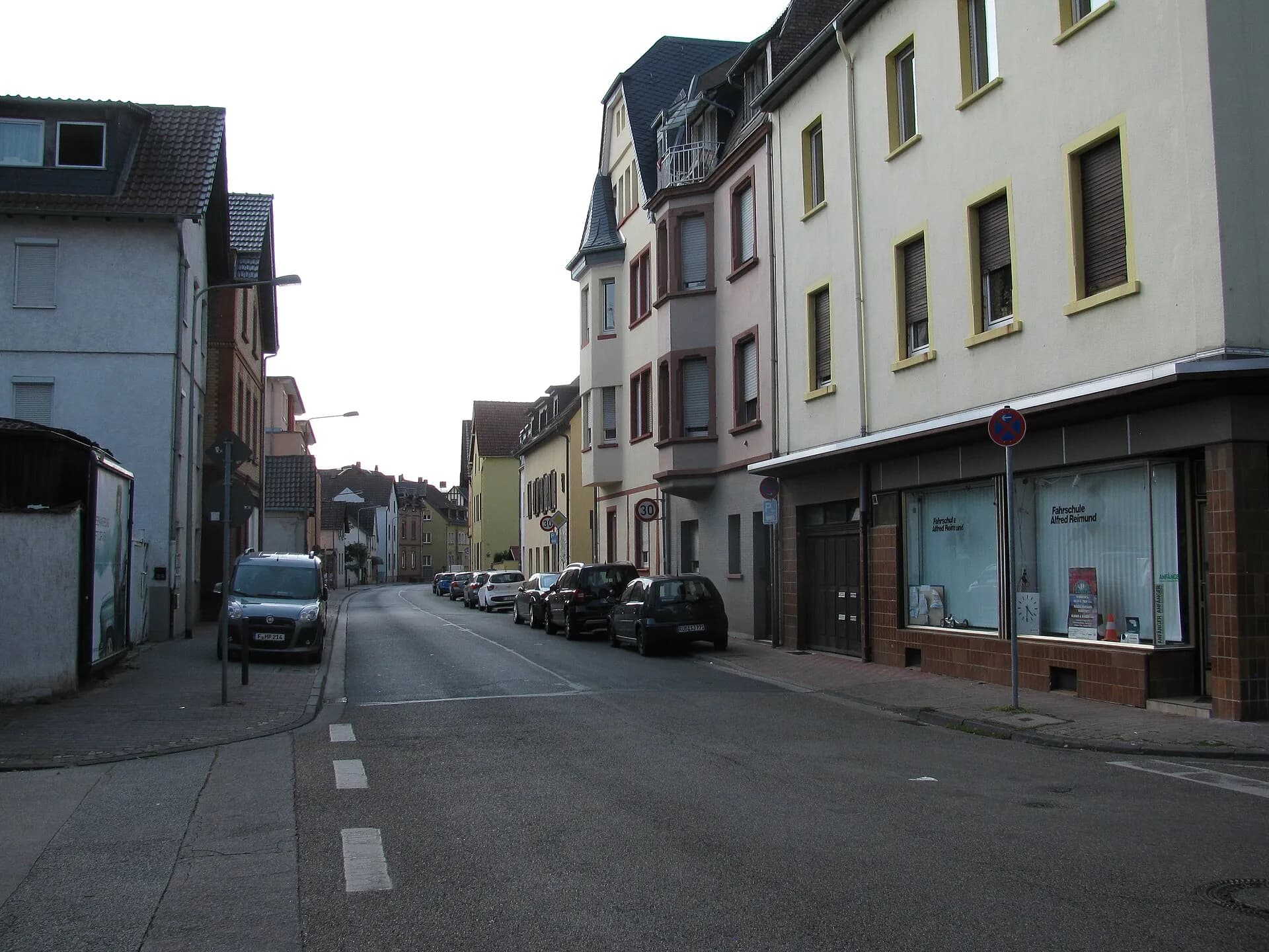 Ortskern an der Straße Alt Griesheim in Frankfurt Griesheim