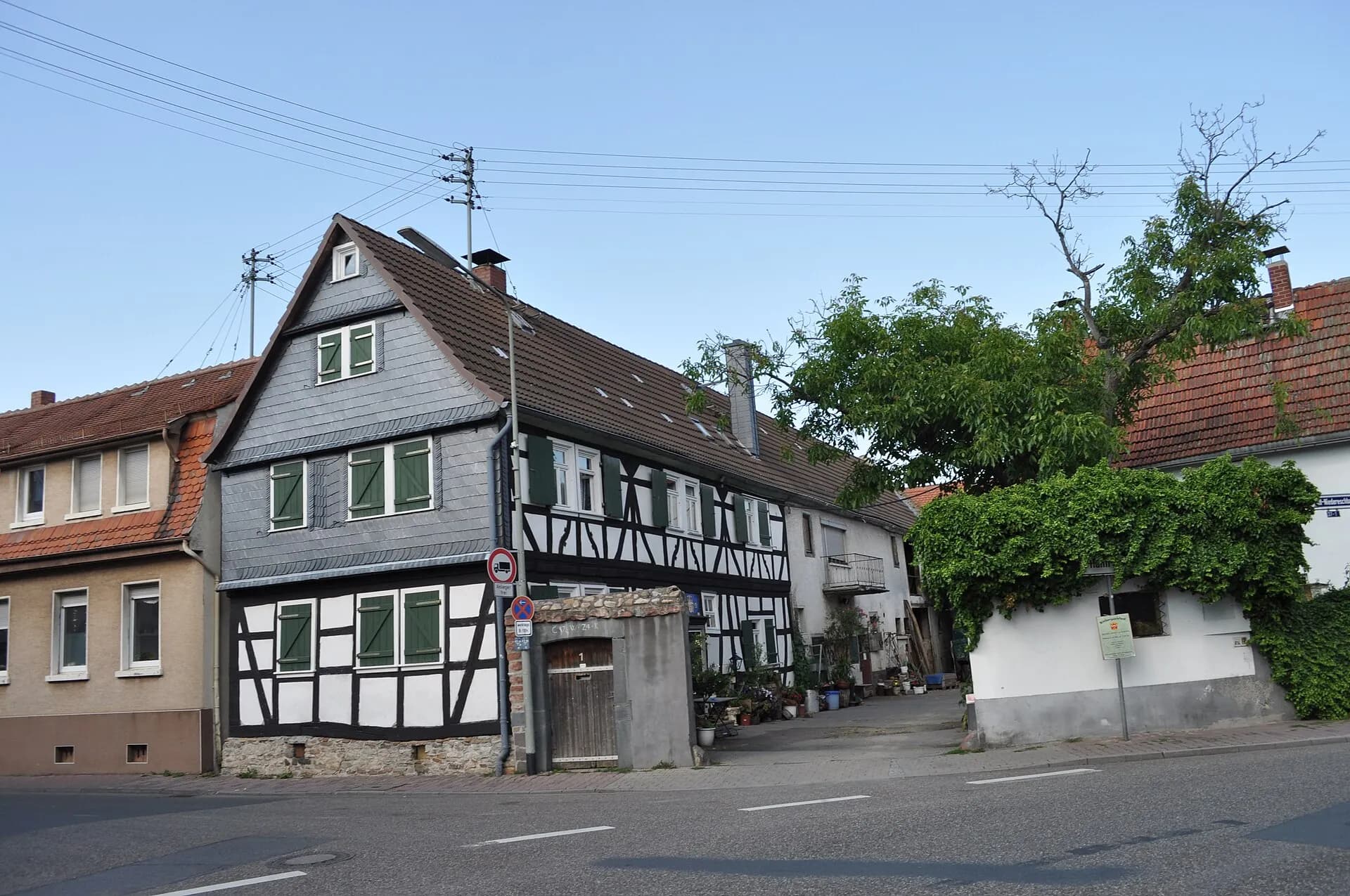 Straßenecke mit Fachwerkbebauung an Alt-Niedereschbach in Frankfurt Nieder-Eschbach