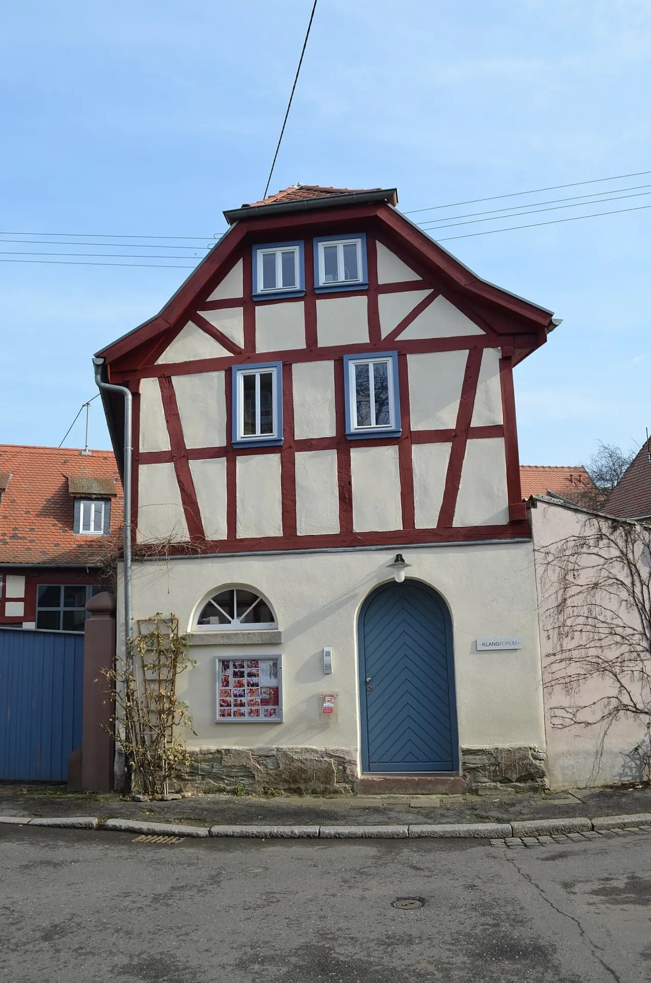 Giebelansicht des Fachwerkhauses Alt-Niederursel 35 in Frankfurt Niederursel
