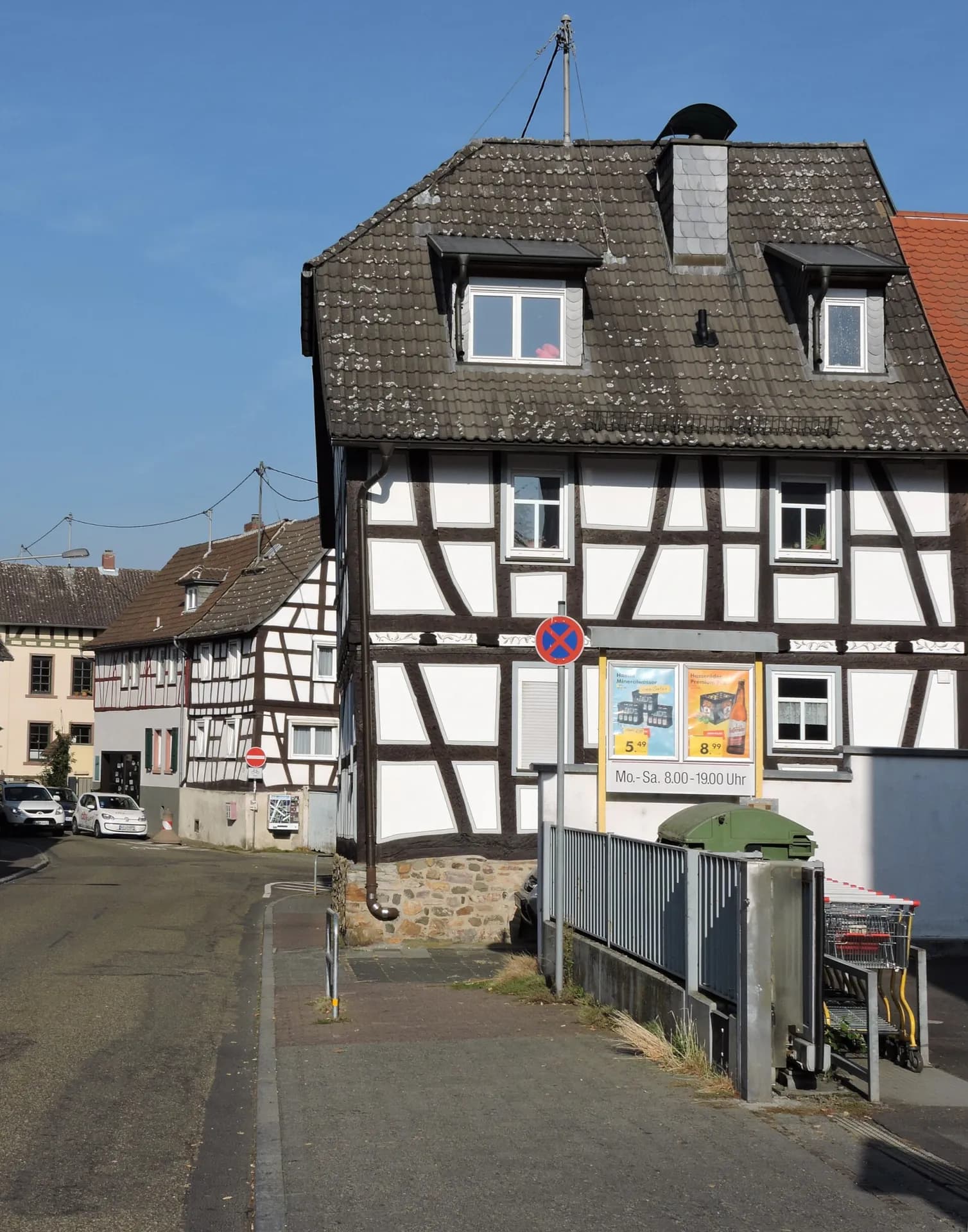 Straßenszene mit Fachwerkhaus in Alt-Niederursel in Frankfurt Niederursel