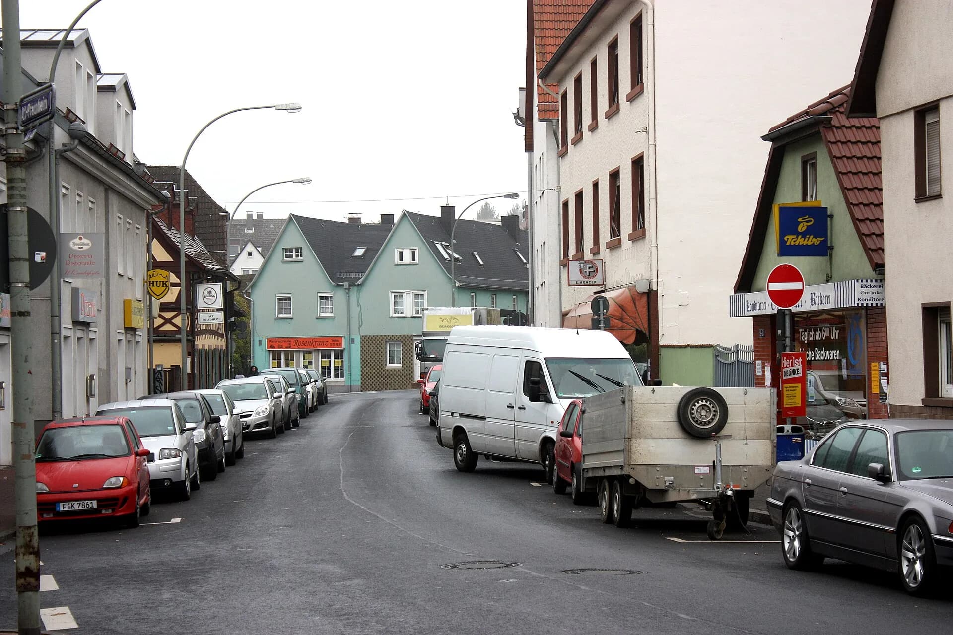 Straßenzug Alt-Praunheim im historischen Ortskern von Frankfurt Praunheim