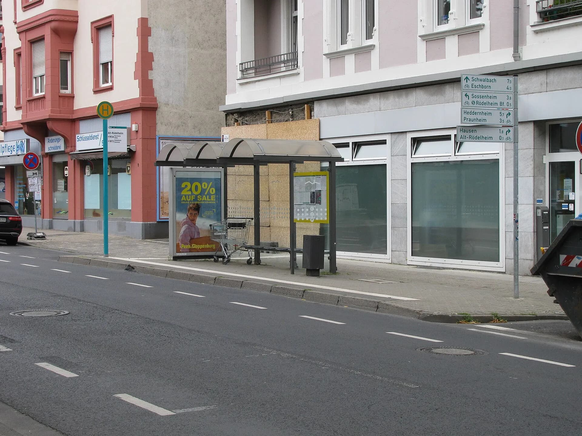 Geschäftszeile an der Straße Alt-Rödelheim in Frankfurt Rödelheim