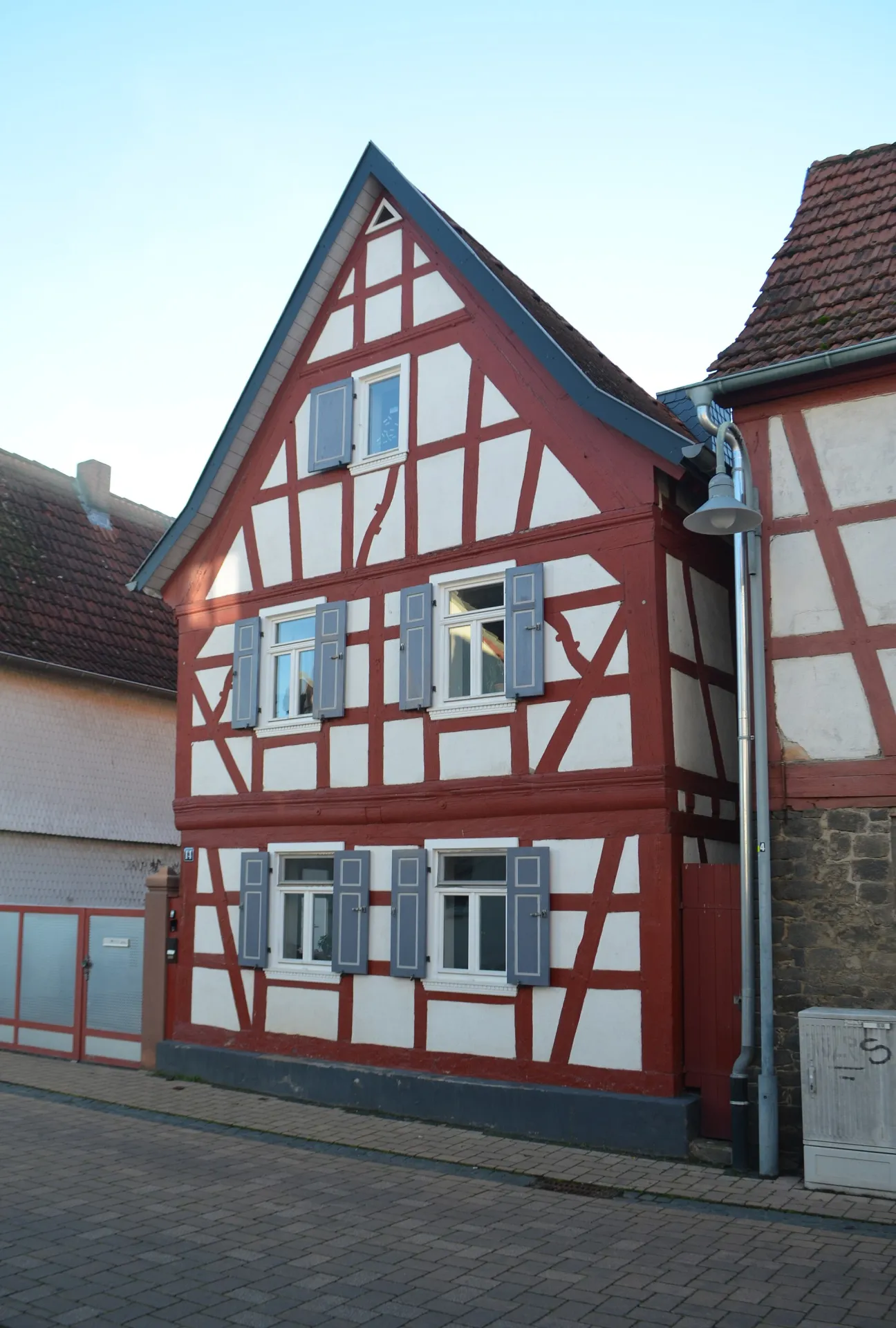 Rot-weißes Fachwerkhaus Alt Wachenbuchen 14 in Maintal-Wachenbuchen