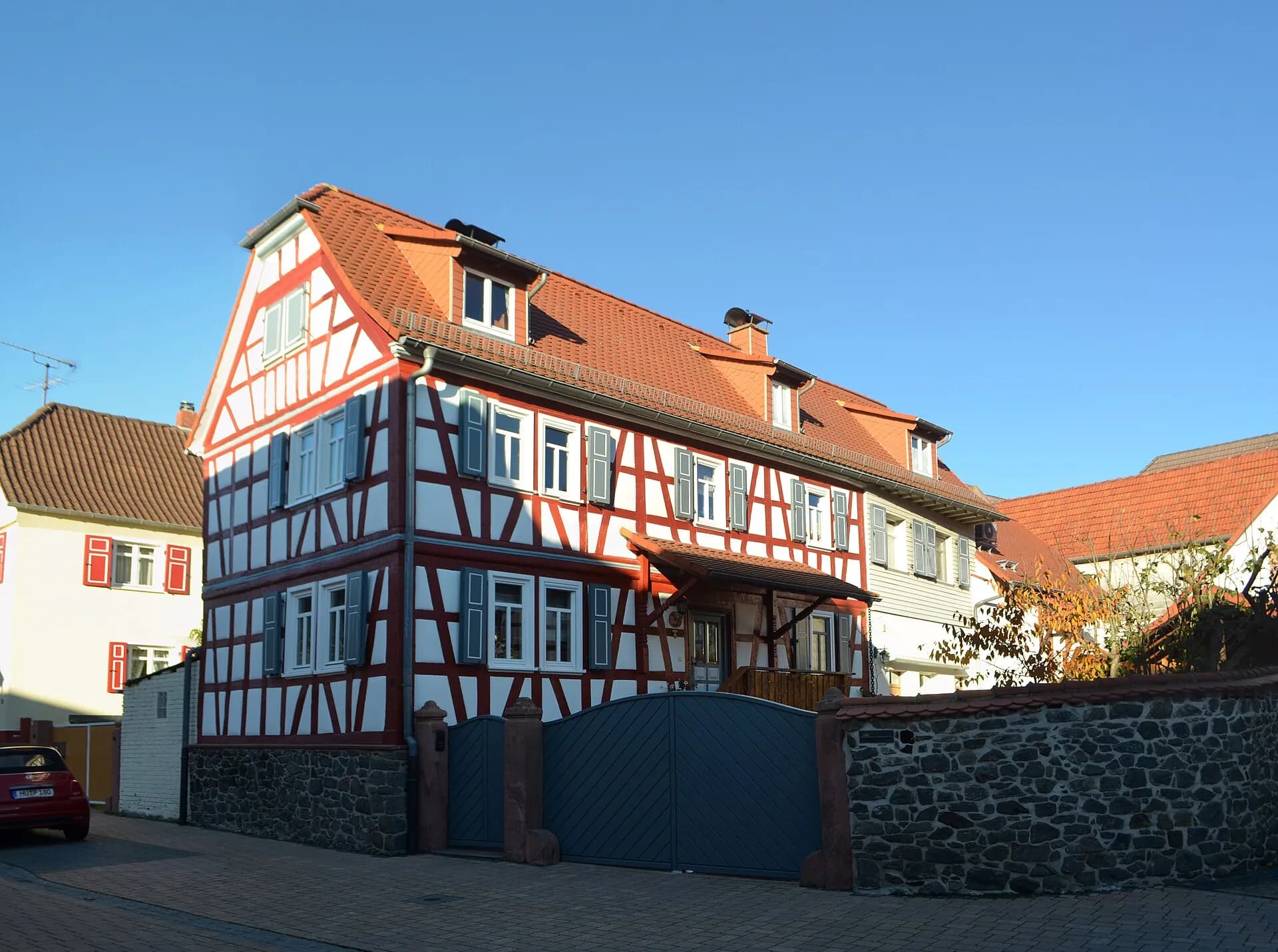 Fachwerkhaus Alt Wachenbuchen 9 hinter der Bruchsteinmauer in Maintal-Wachenbuchen