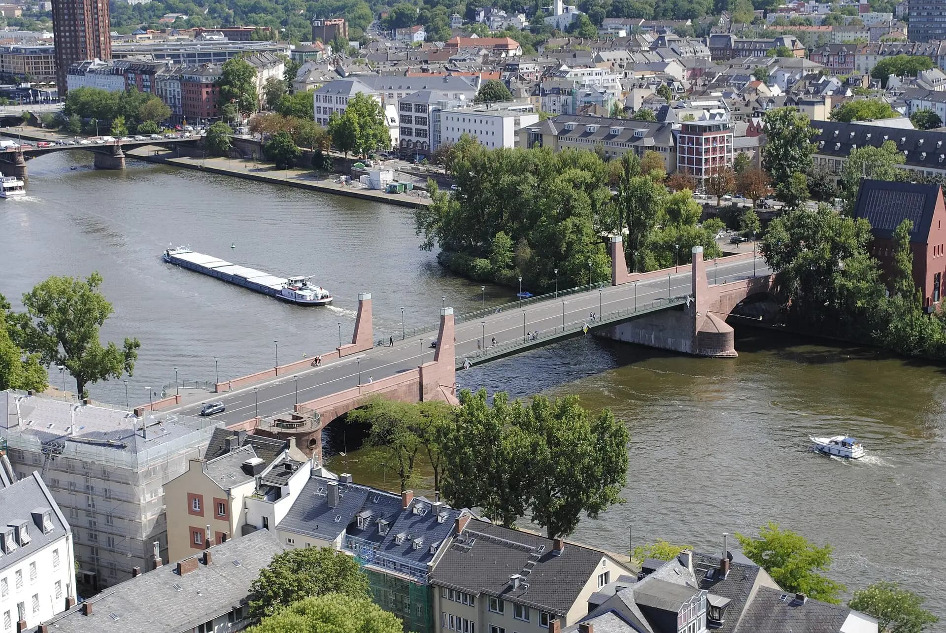 Alte Brücke über den Main in Frankfurt von oben