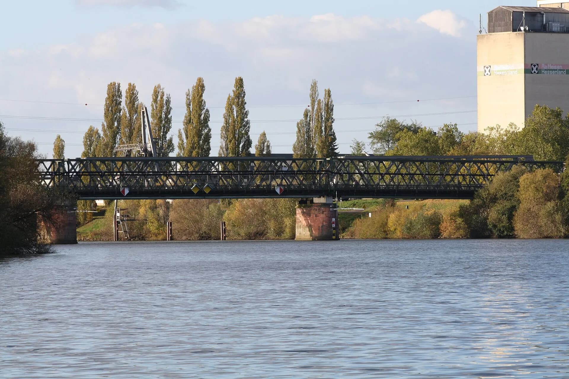 Alte Mainbrücke mit Getreidesilo in Hanau-Großauheim