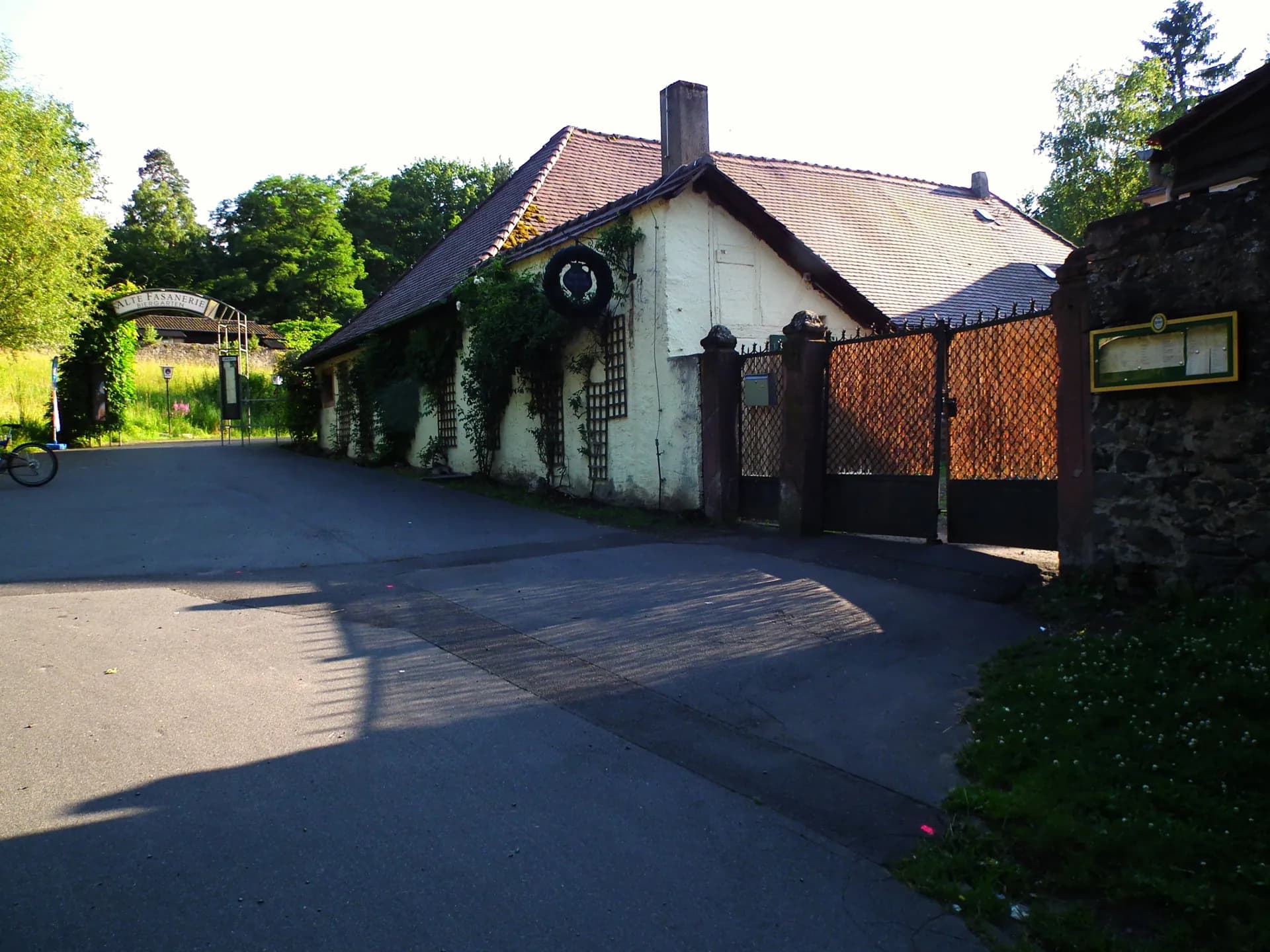 Zufahrt zur Alten Fasanerie in Hanau-Klein-Auheim