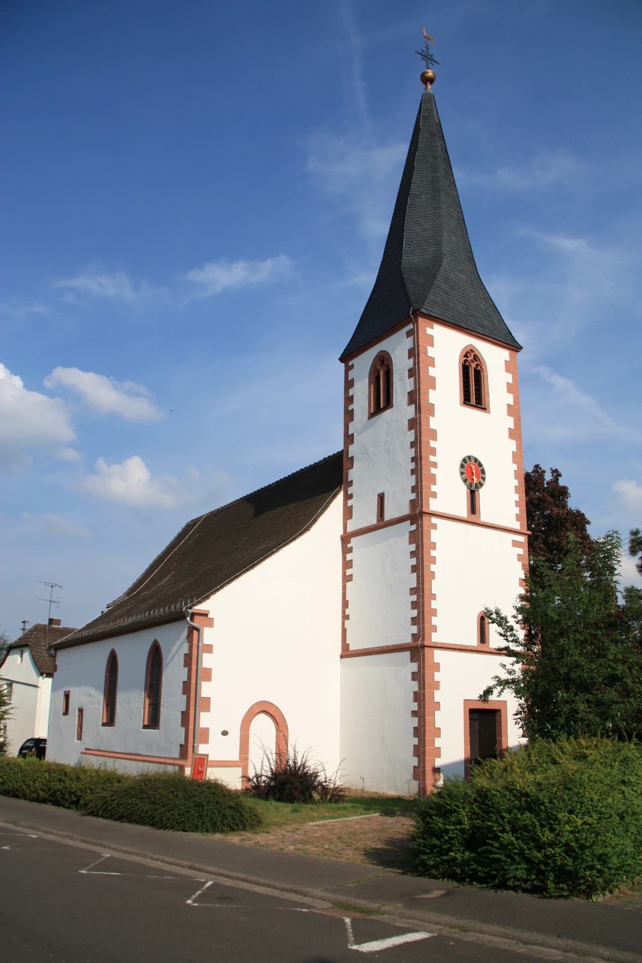 Alte Kirche im Ortsteil Dettingen in Karlstein am Main