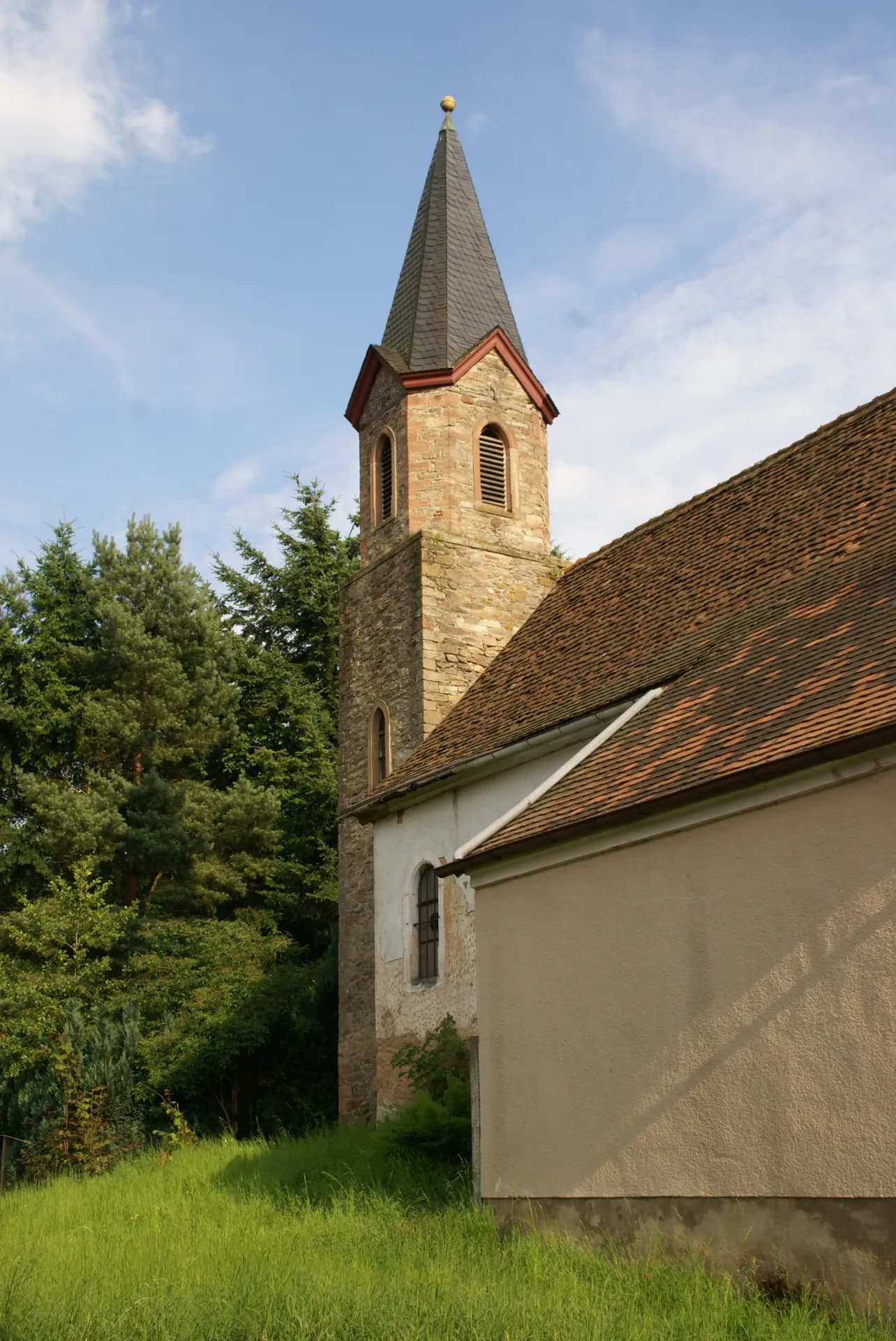 Seitenansicht der alten Wendelinuskirche im Ortsteil Eichenberg in Sailauf