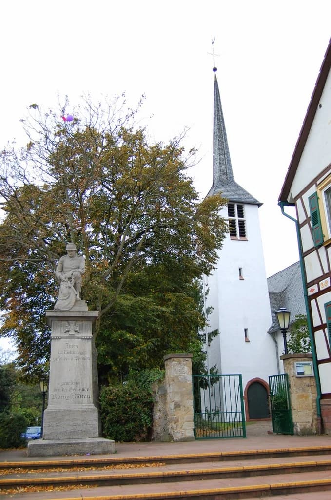 Alte Kirche mit Kriegerdenkmal in Rüsselsheim-Königstädten