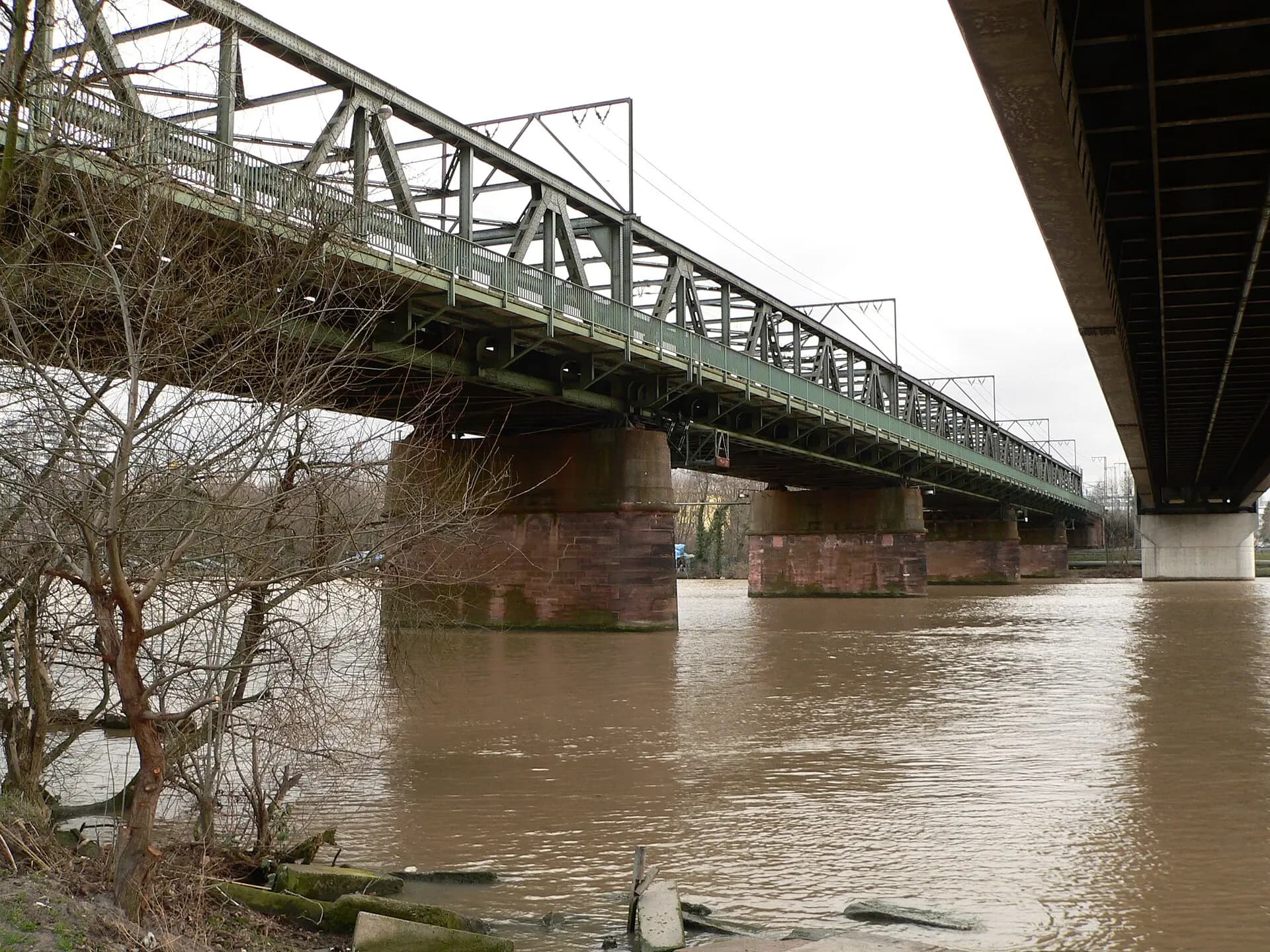Alte Niederräder Brücke über den Main in Frankfurt am Main