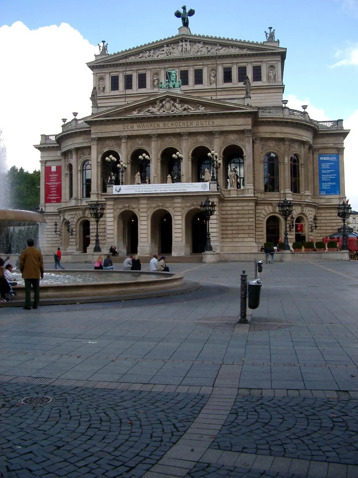 Alte Oper mit Brunnen auf dem Opernplatz in Frankfurt
