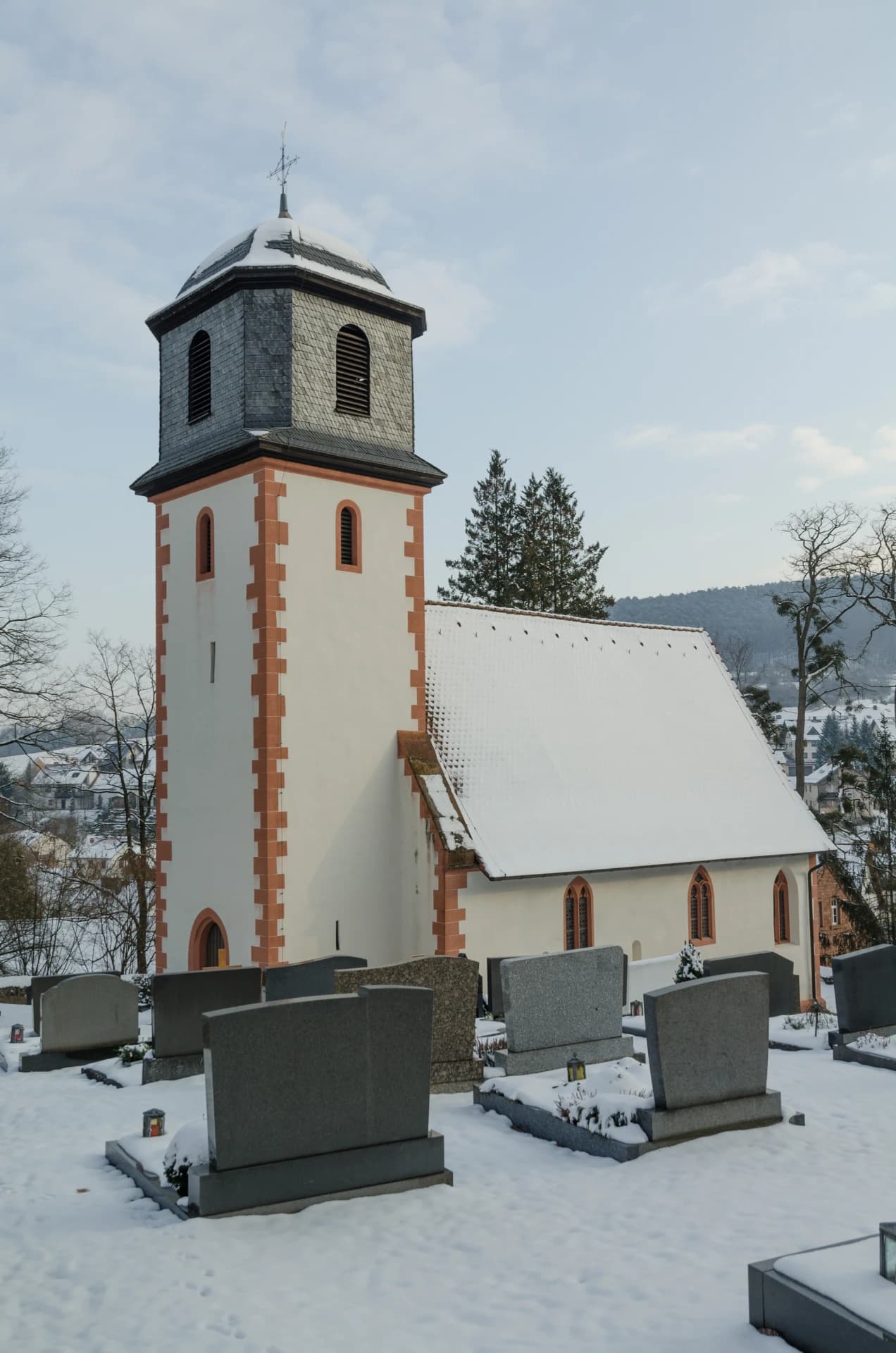 Alte Pfarrkirche mit Friedhof in Oberbessenbach in Bessenbach