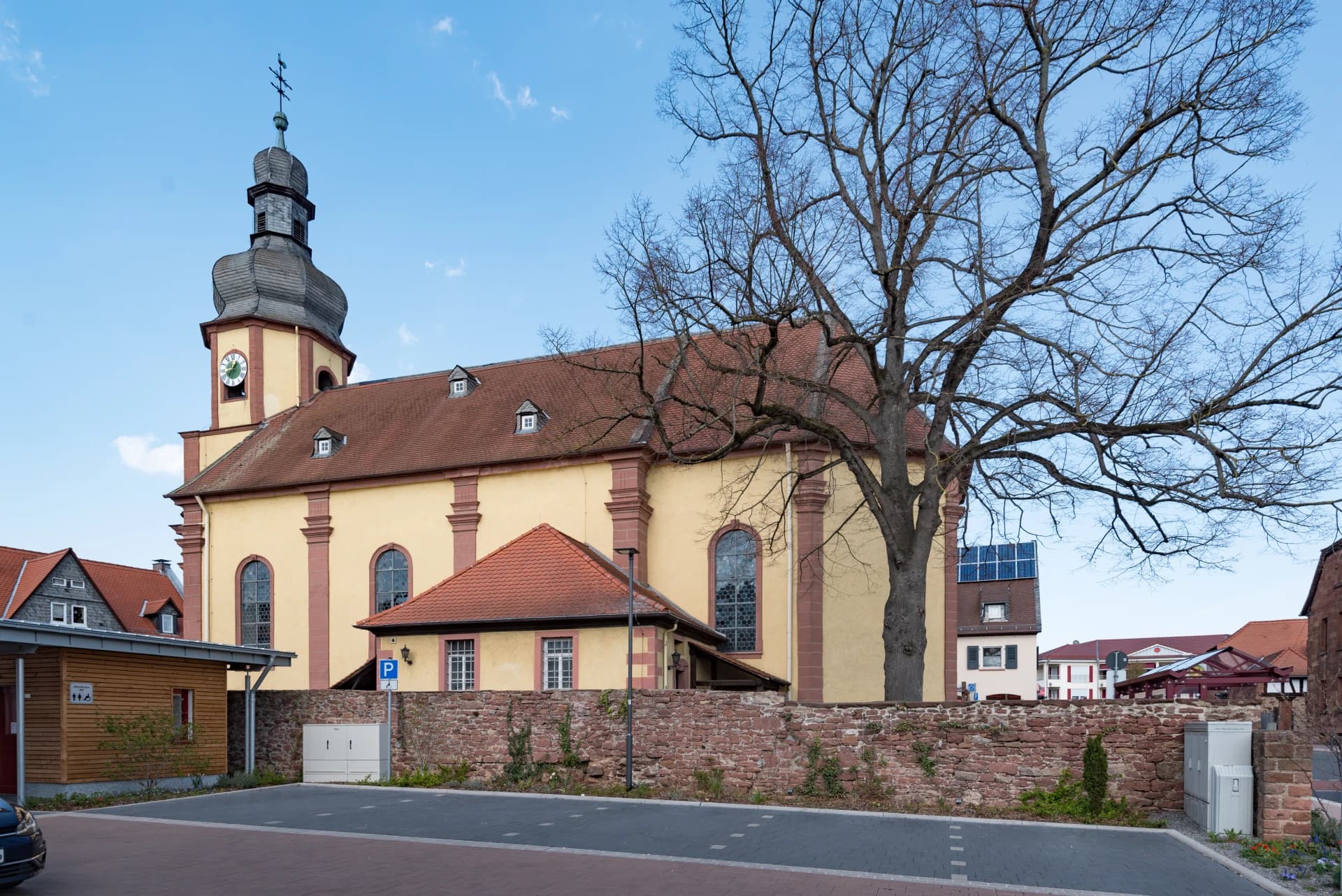 Alte Pfarrkirche an der Hauptstraße in Elsenfeld