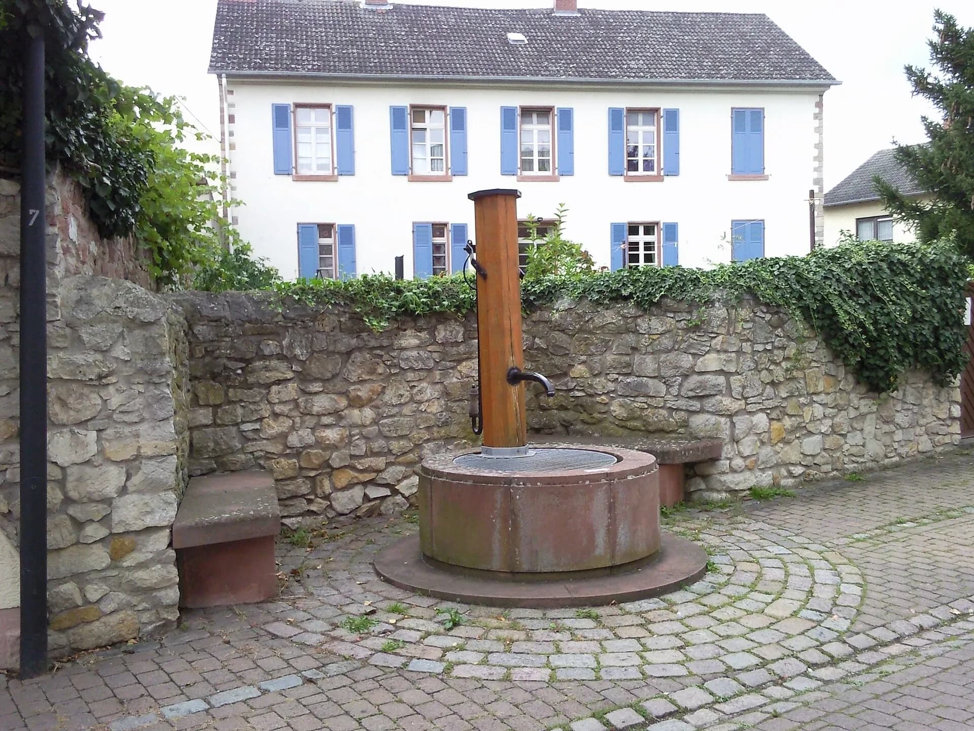 Alte Wasserpumpe im Ortskern von Trebur