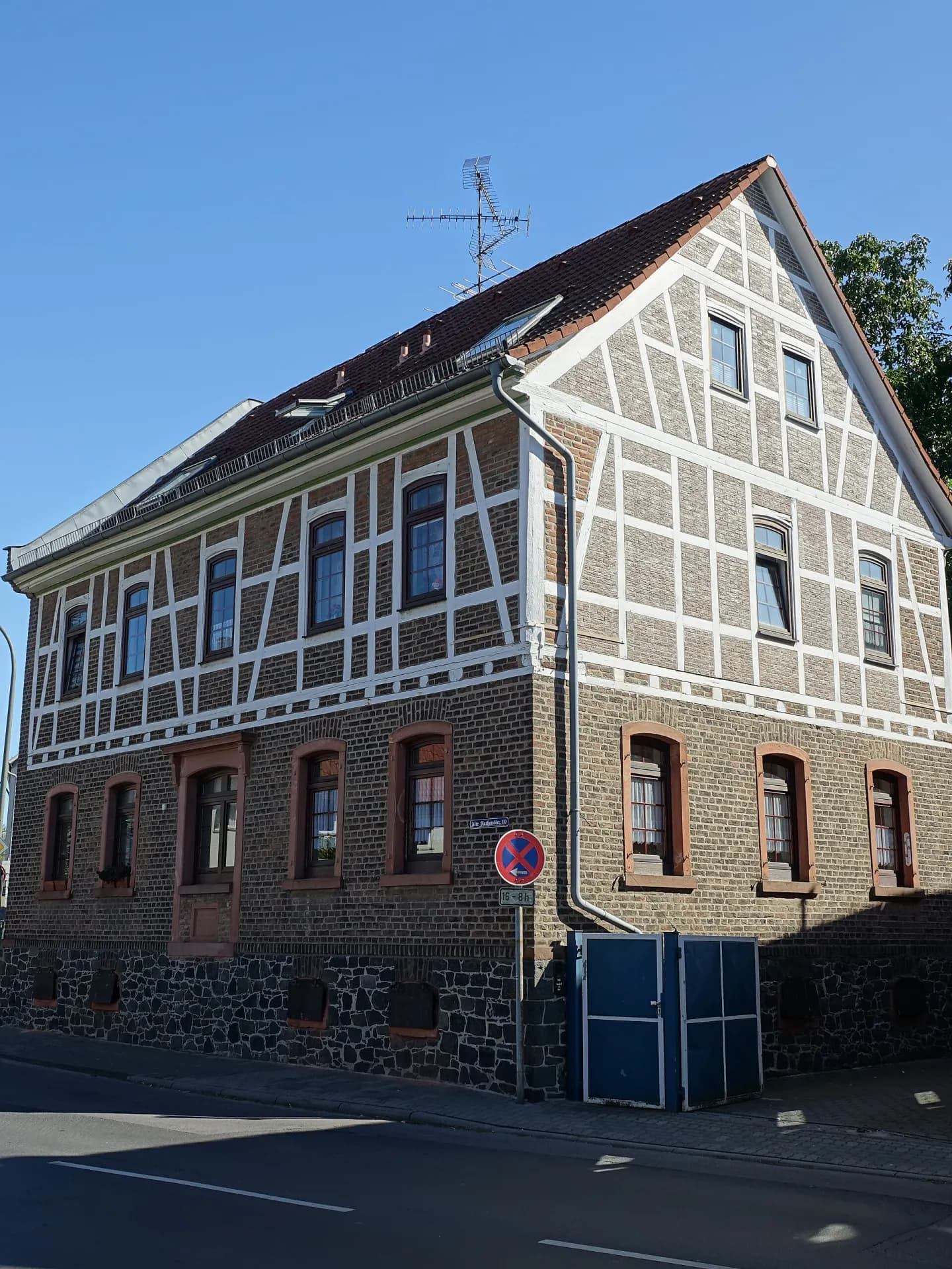 Fachwerkhaus über Basaltsockel in der Alten Rathausgasse in Hanau-Mittelbuchen